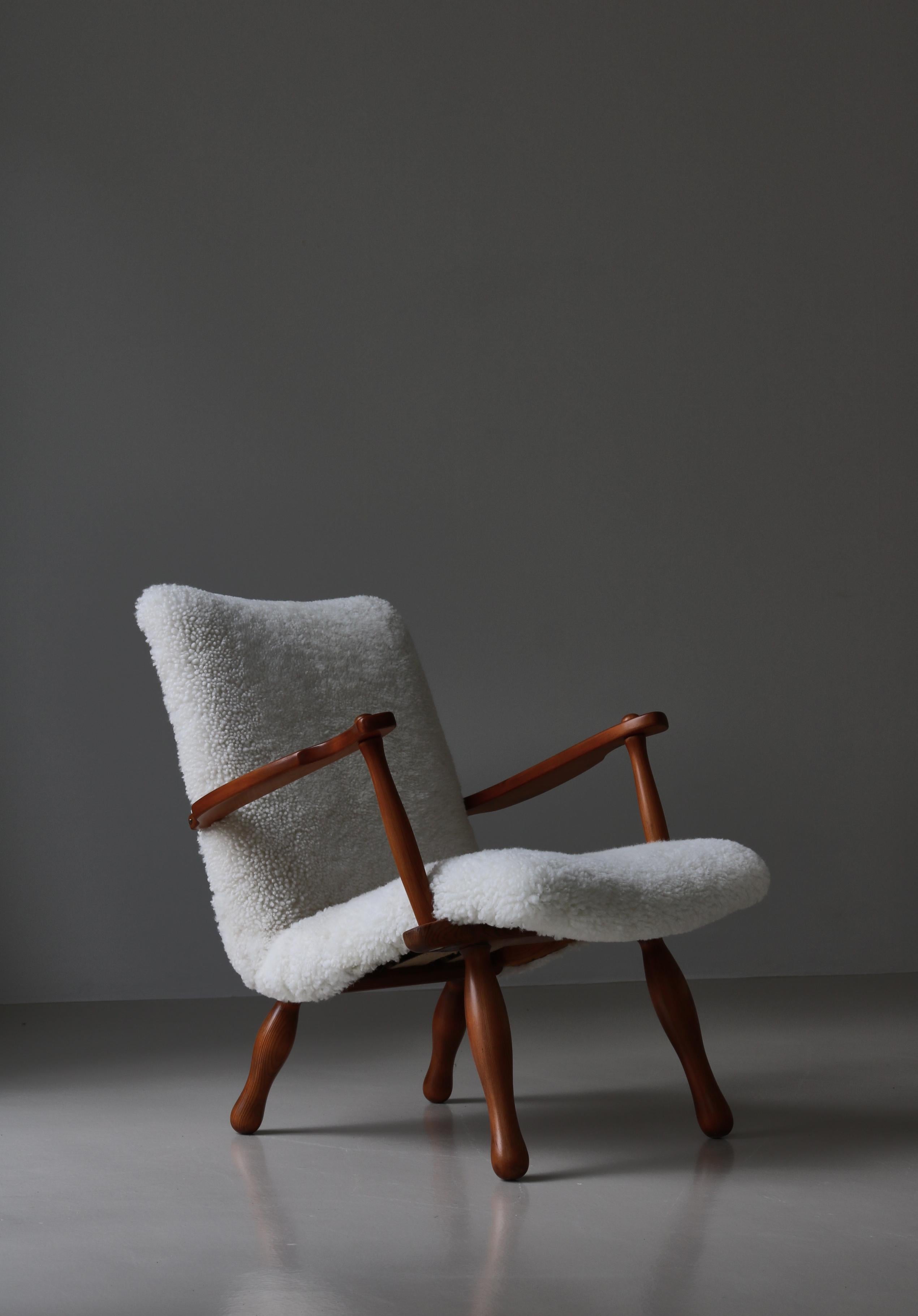 Ensemble de chaises longues en bois de pin et peau de mouton par un ébéniste suédois, années 1940 en vente 3