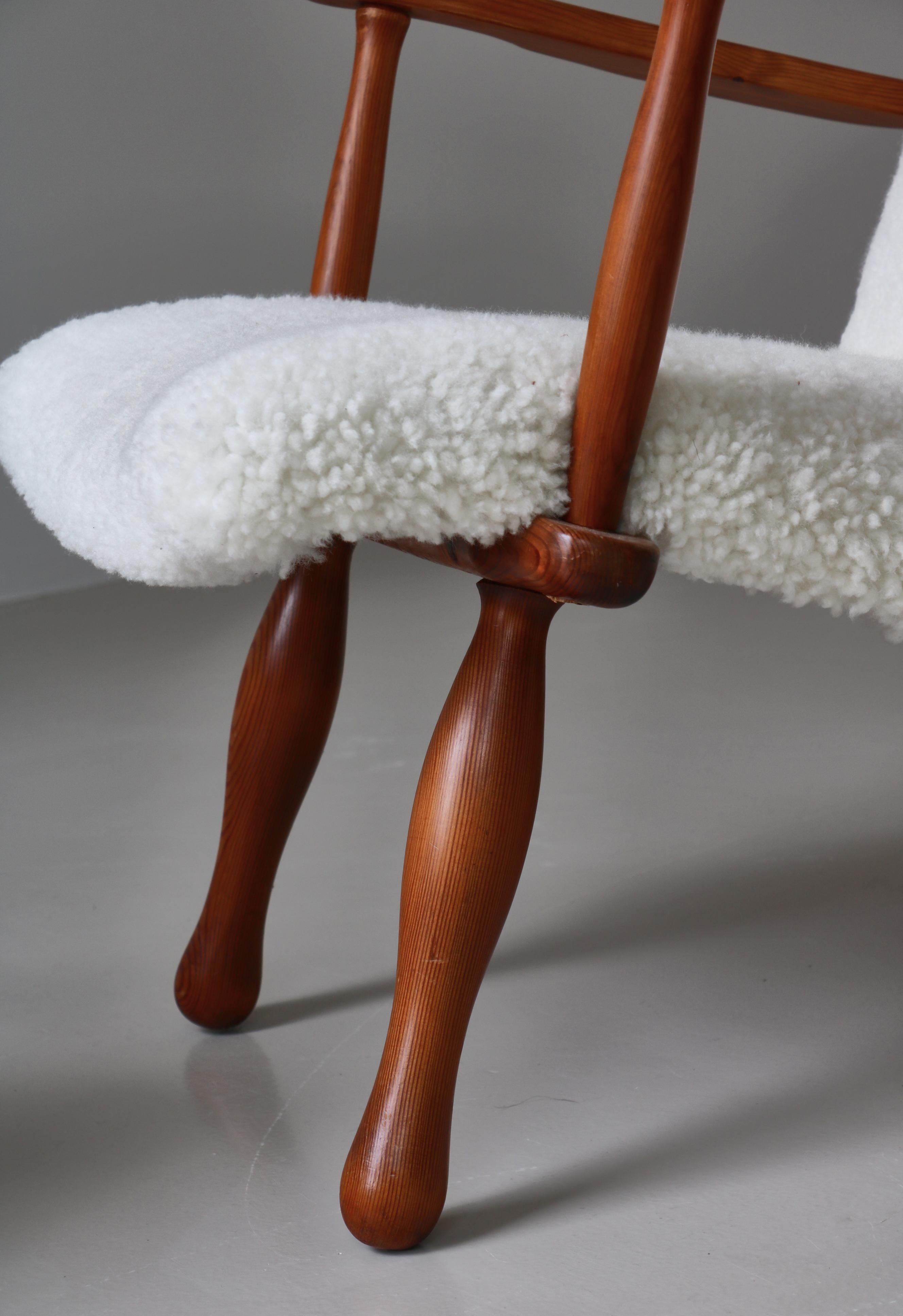 Ensemble de chaises longues en bois de pin et peau de mouton par un ébéniste suédois, années 1940 en vente 4