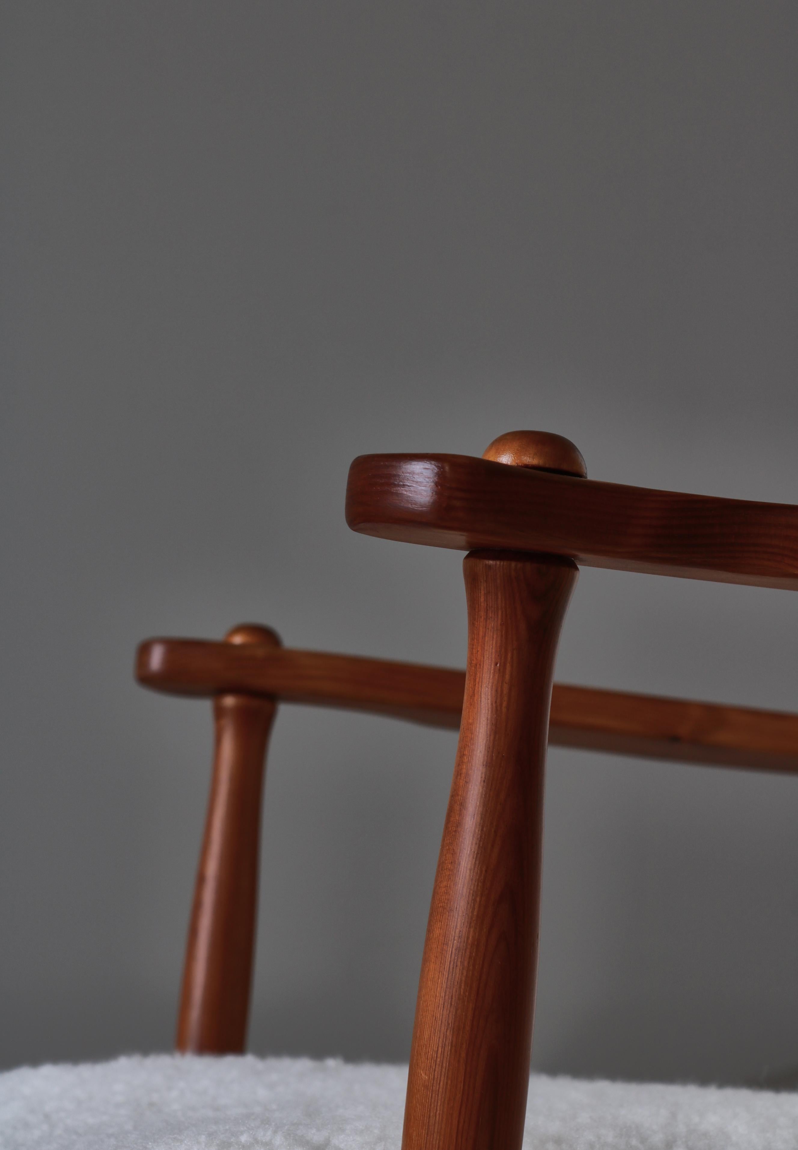 Ensemble de chaises longues en bois de pin et peau de mouton par un ébéniste suédois, années 1940 en vente 5