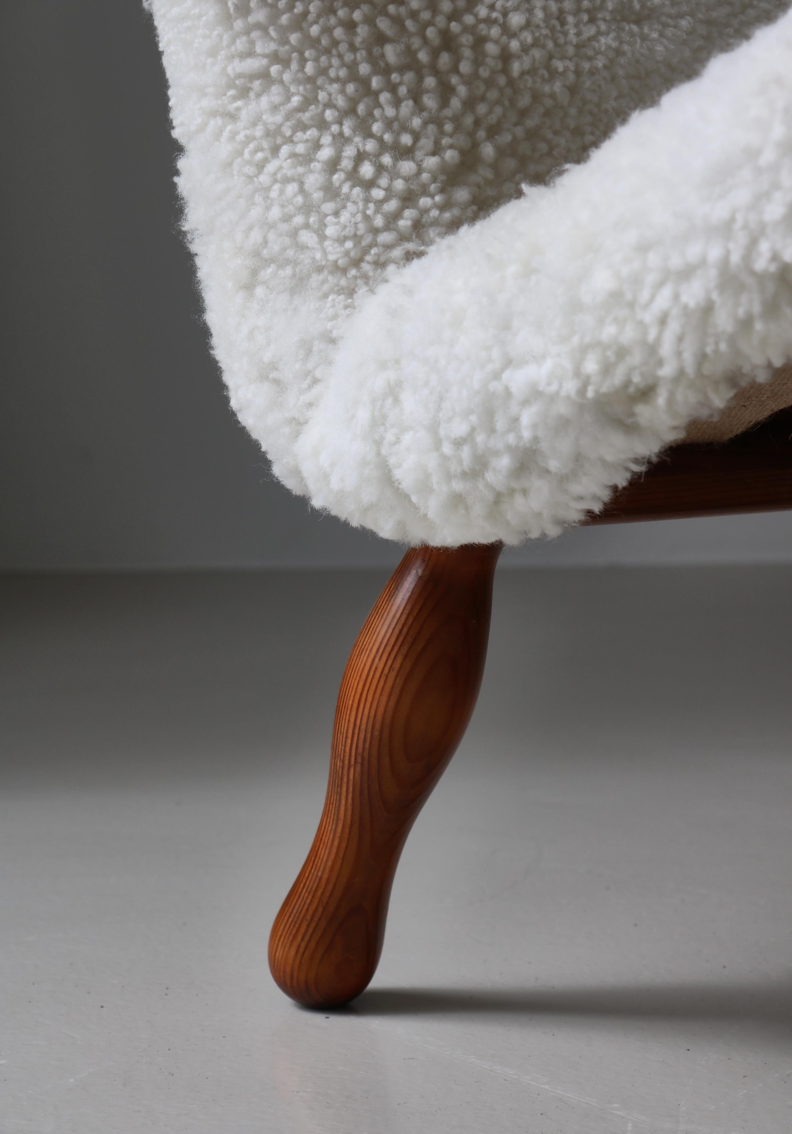 Ensemble de chaises longues en bois de pin et peau de mouton par un ébéniste suédois, années 1940 en vente 6