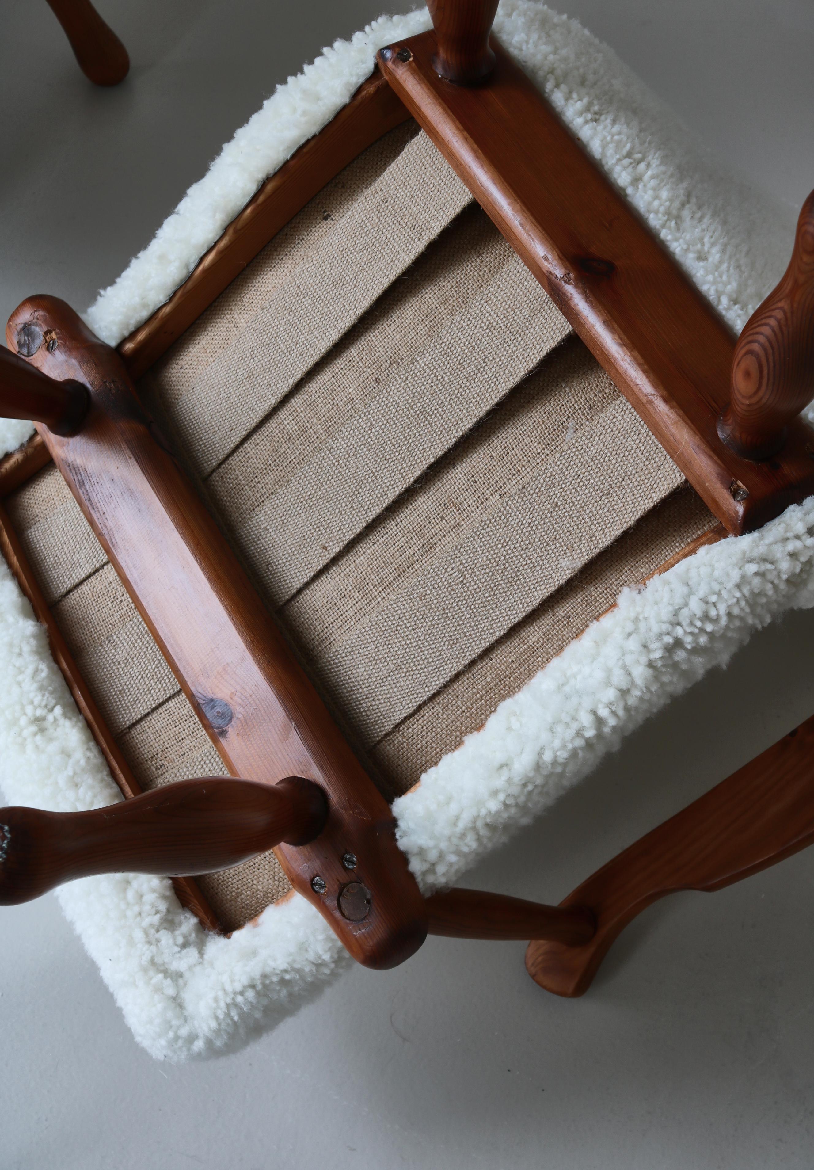 Ensemble de chaises longues en bois de pin et peau de mouton par un ébéniste suédois, années 1940 en vente 7