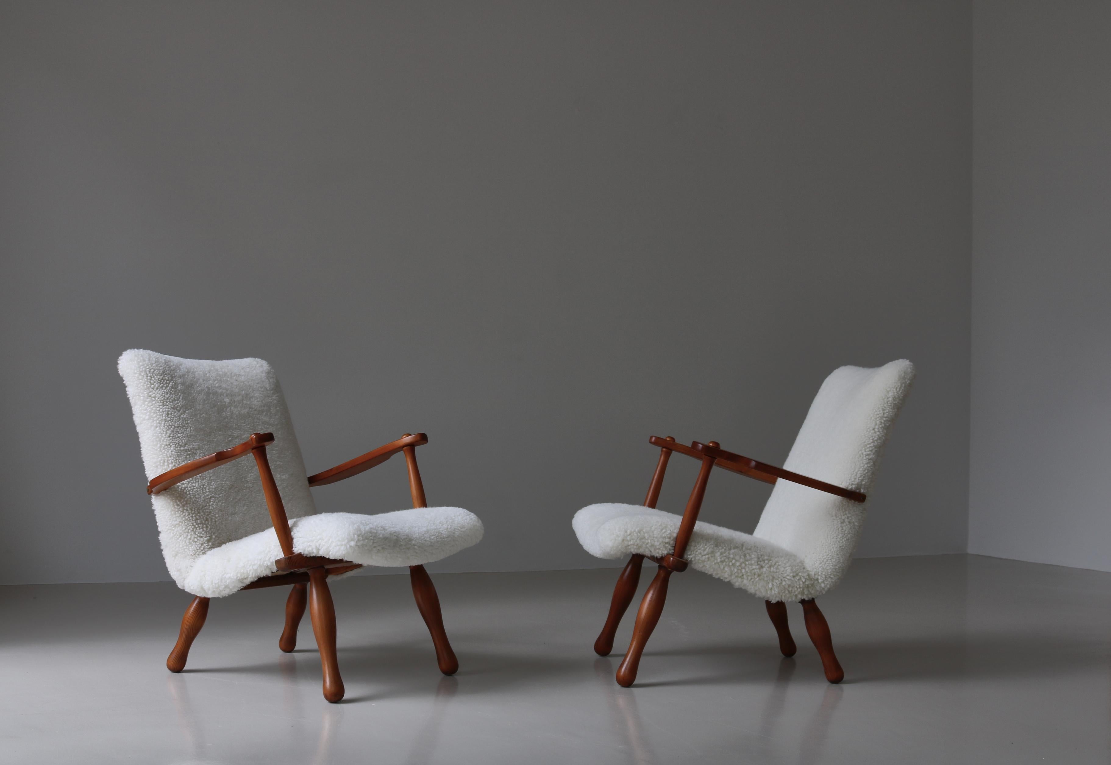 Ensemble de chaises longues en bois de pin et peau de mouton par un ébéniste suédois, années 1940 en vente 8