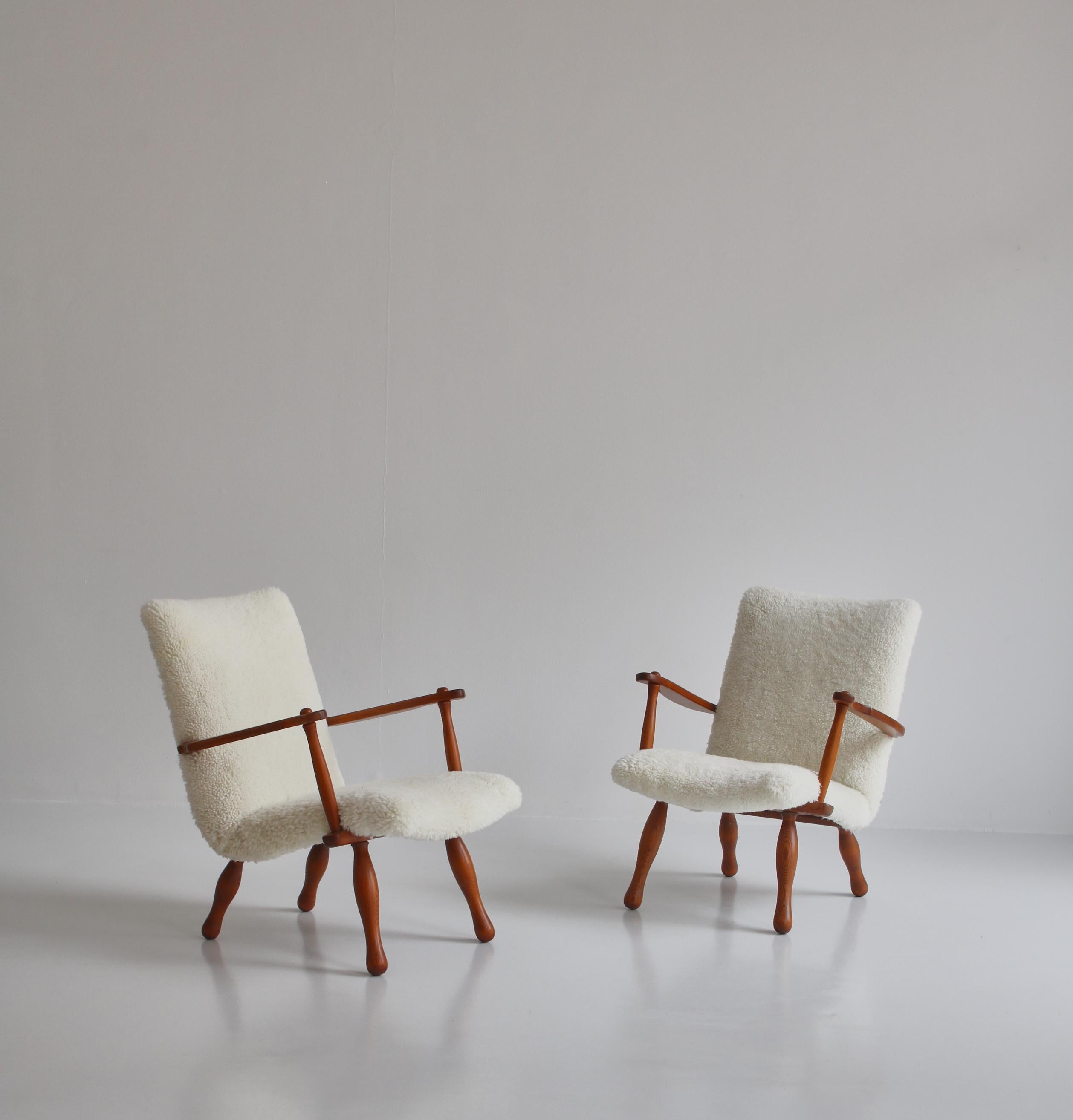 Scandinavian Modern 1940´s Set of Pinewood & Sheepskin Lounge Chairs by Swedish Cabinetmaker For Sale