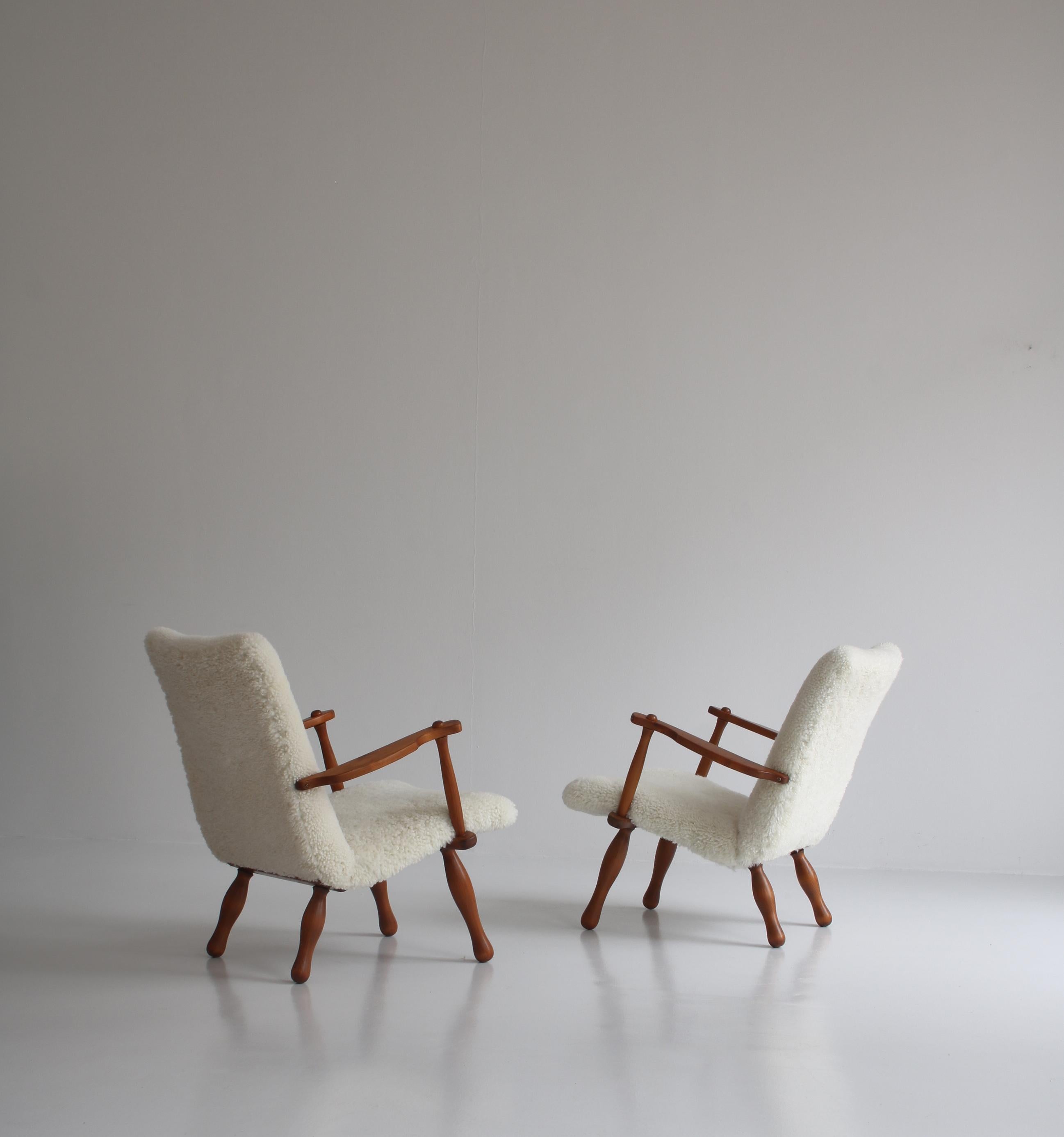1940´s Set of Pinewood & Sheepskin Lounge Chairs by Swedish Cabinetmaker In Good Condition For Sale In Odense, DK