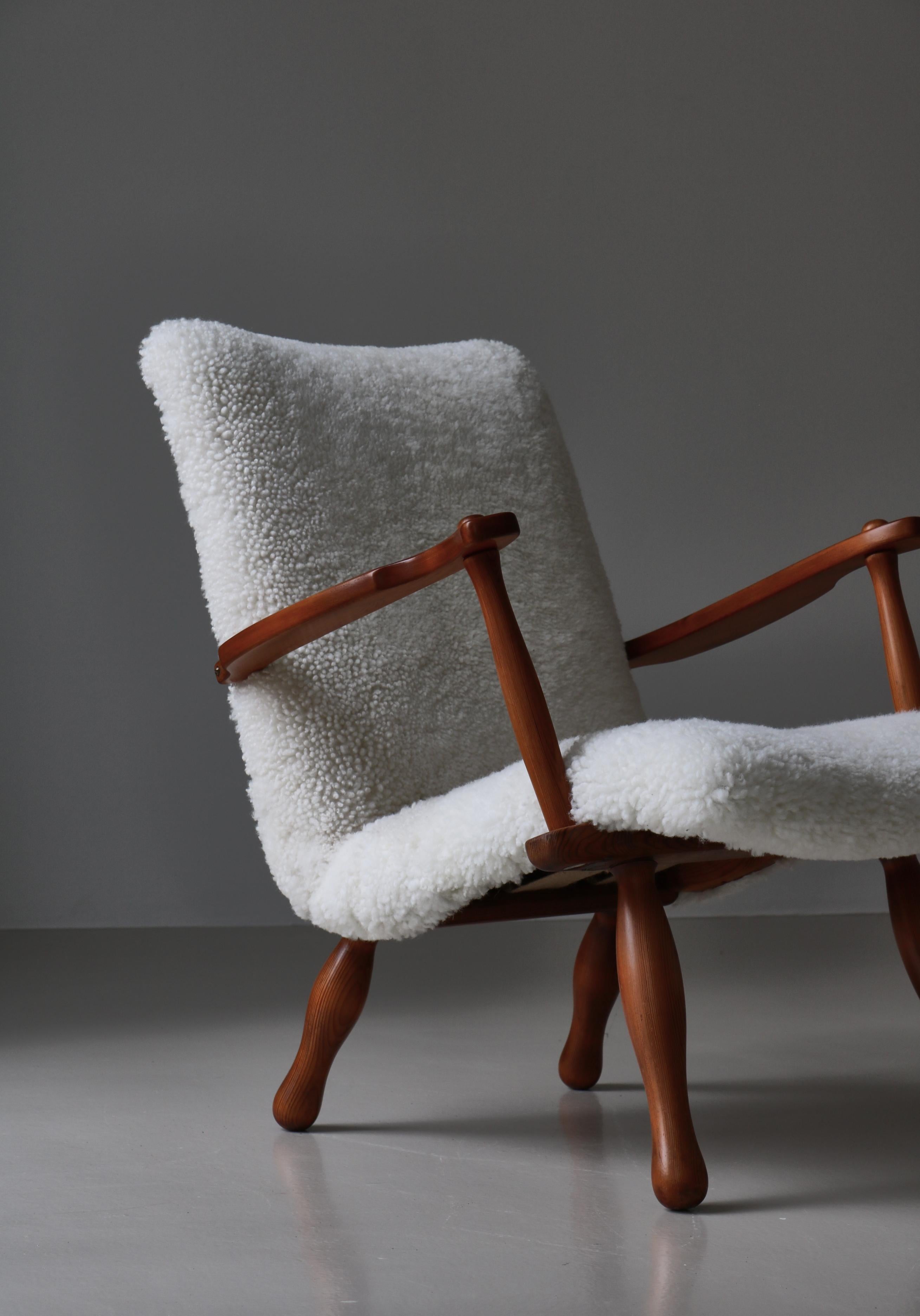 Scandinave moderne Ensemble de chaises longues en bois de pin et peau de mouton par un ébéniste suédois, années 1940 en vente