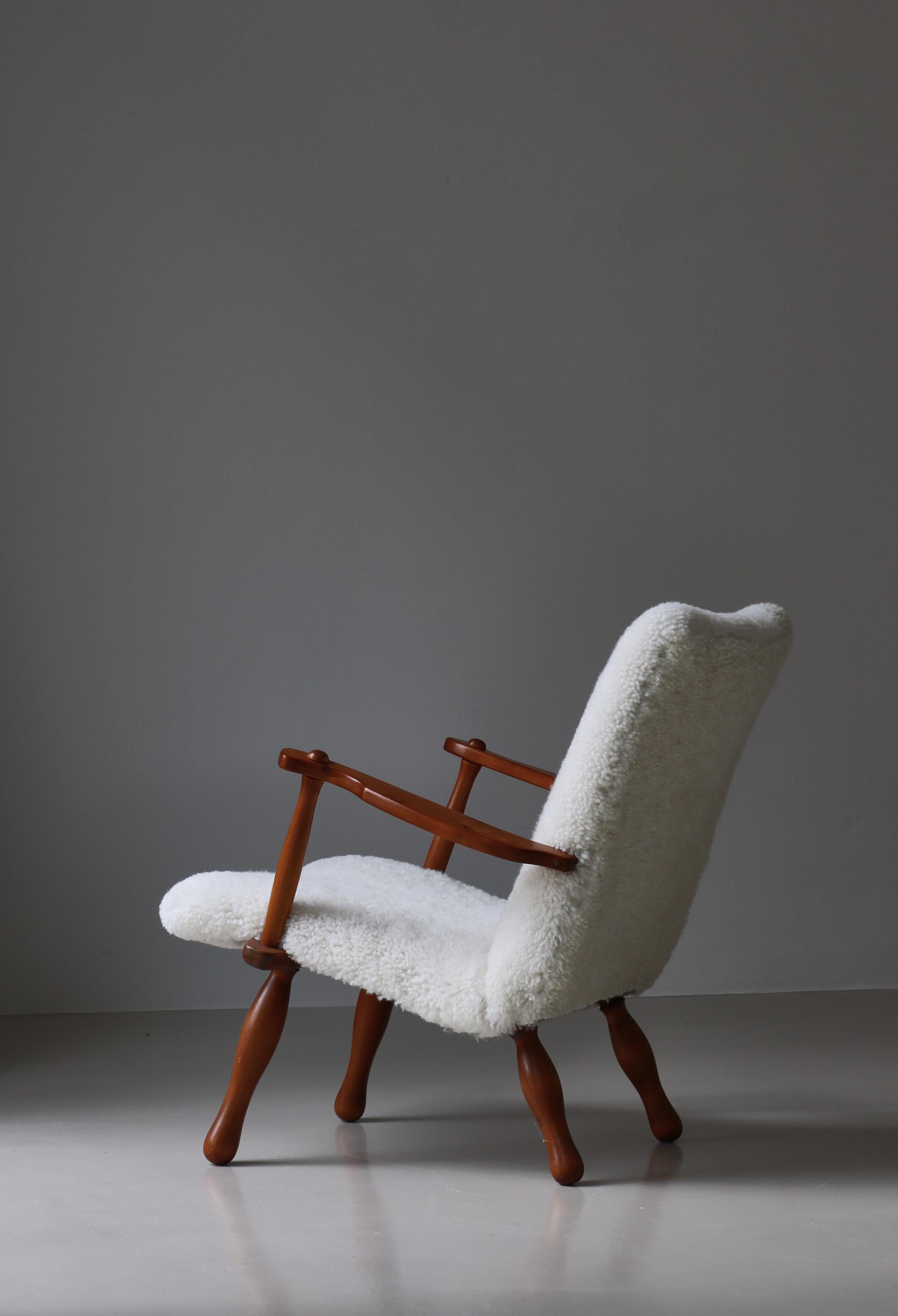 Suédois Ensemble de chaises longues en bois de pin et peau de mouton par un ébéniste suédois, années 1940 en vente