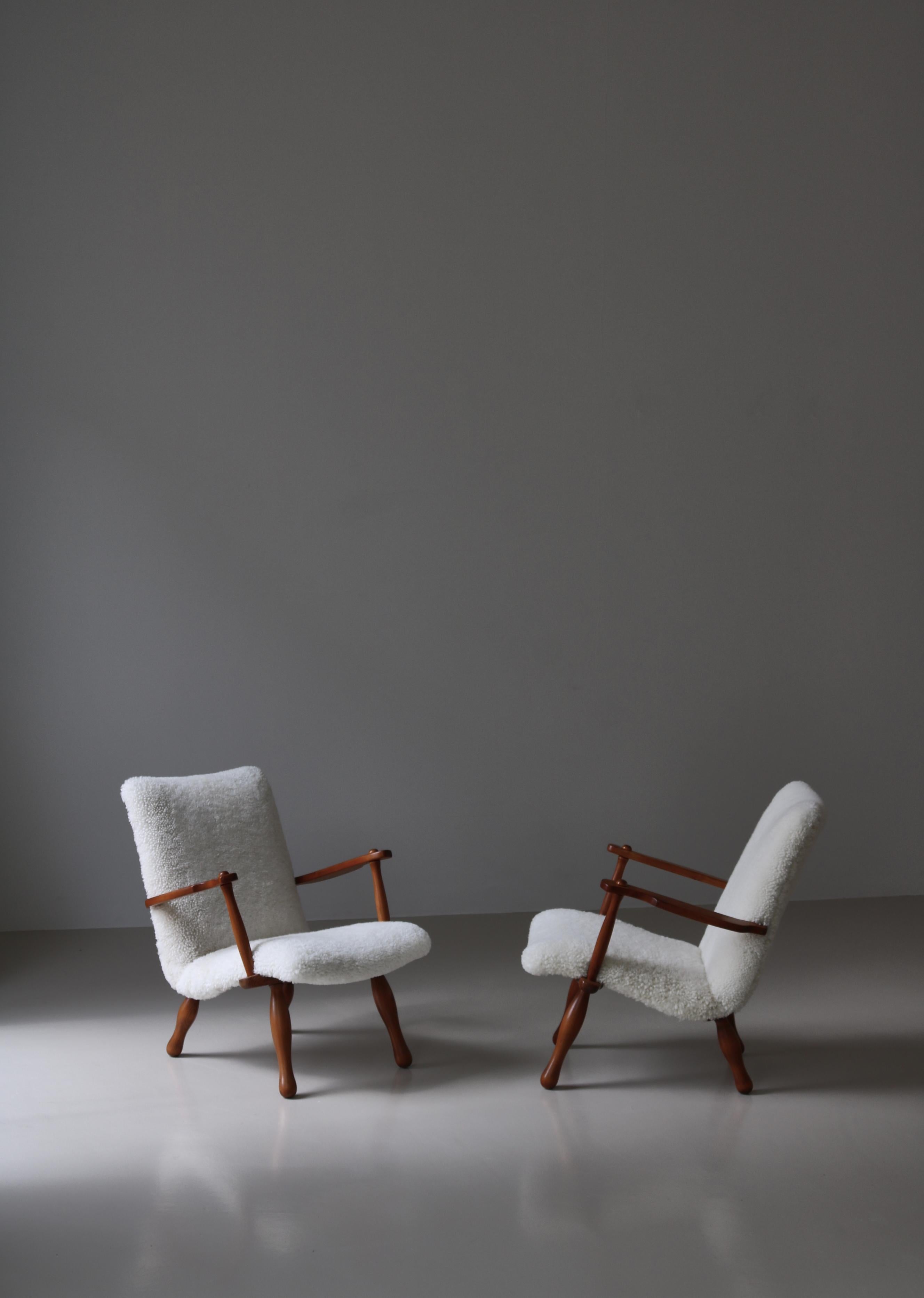 Ensemble de chaises longues en bois de pin et peau de mouton par un ébéniste suédois, années 1940 Bon état - En vente à Odense, DK
