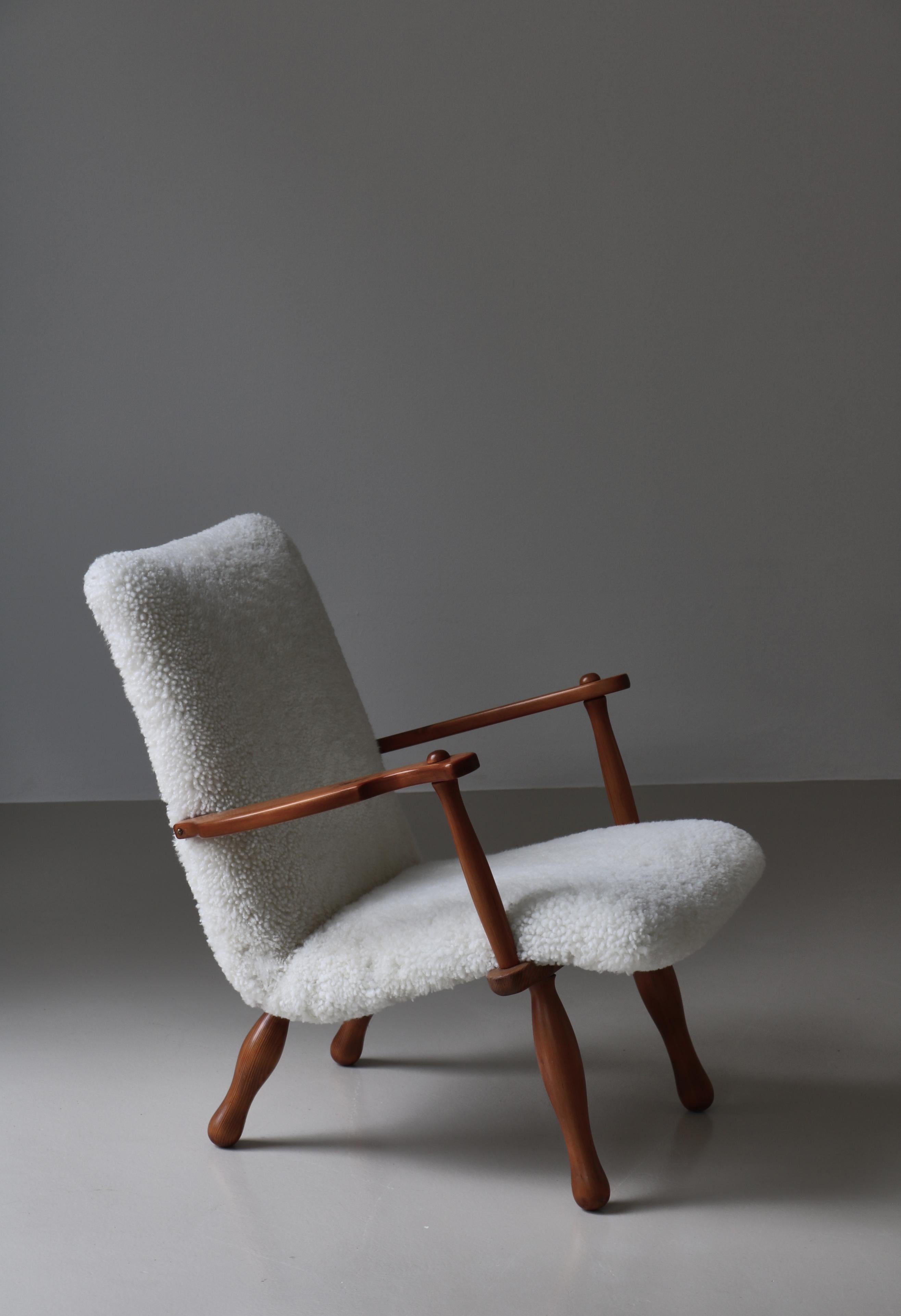 Milieu du XXe siècle Ensemble de chaises longues en bois de pin et peau de mouton par un ébéniste suédois, années 1940 en vente