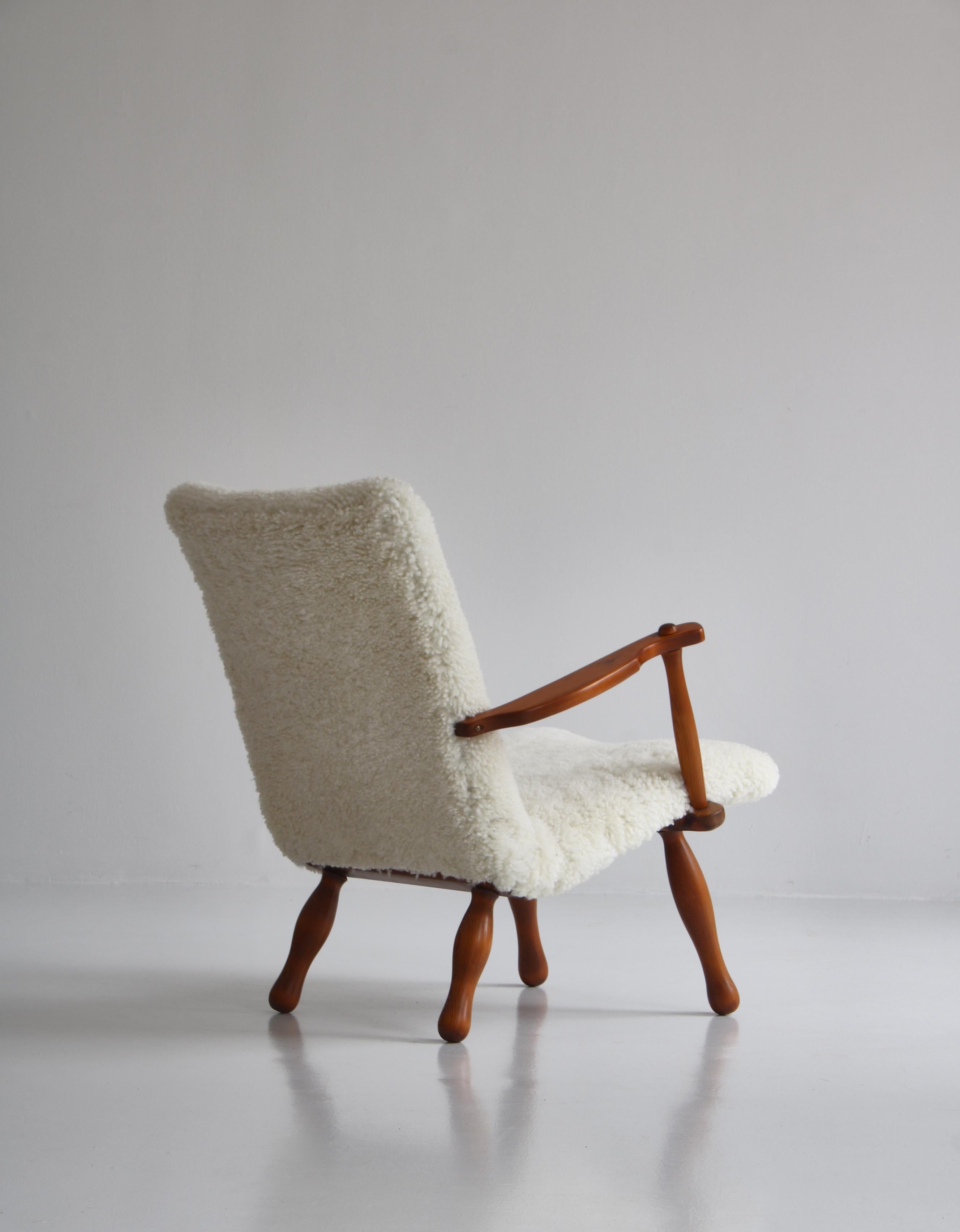 1940´s Set of Pinewood & Sheepskin Lounge Chairs by Swedish Cabinetmaker For Sale 3