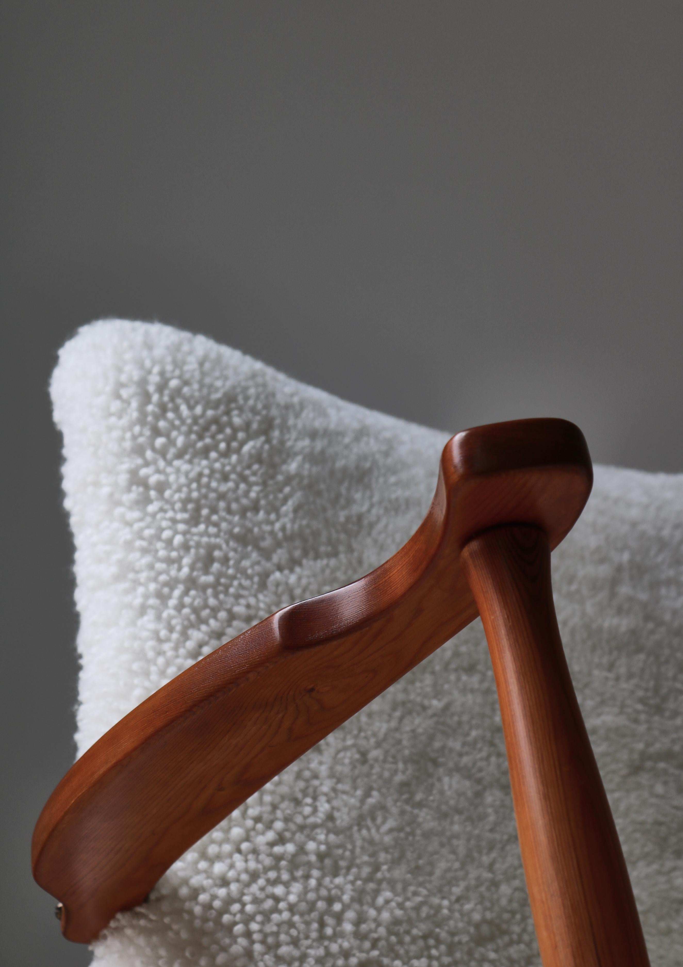 Cuir de mouton Ensemble de chaises longues en bois de pin et peau de mouton par un ébéniste suédois, années 1940 en vente
