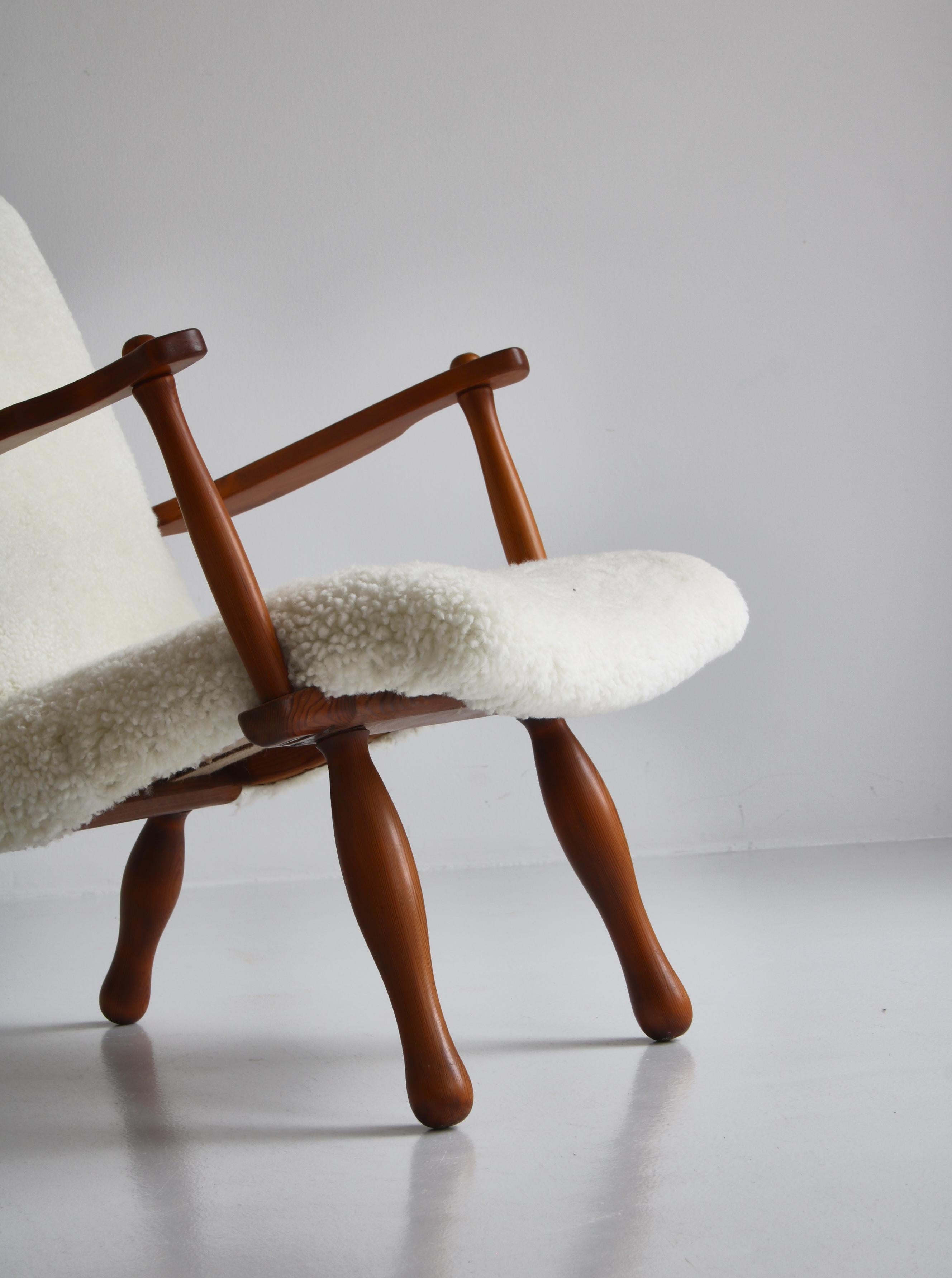 1940´s Set of Pinewood & Sheepskin Lounge Chairs by Swedish Cabinetmaker For Sale 4