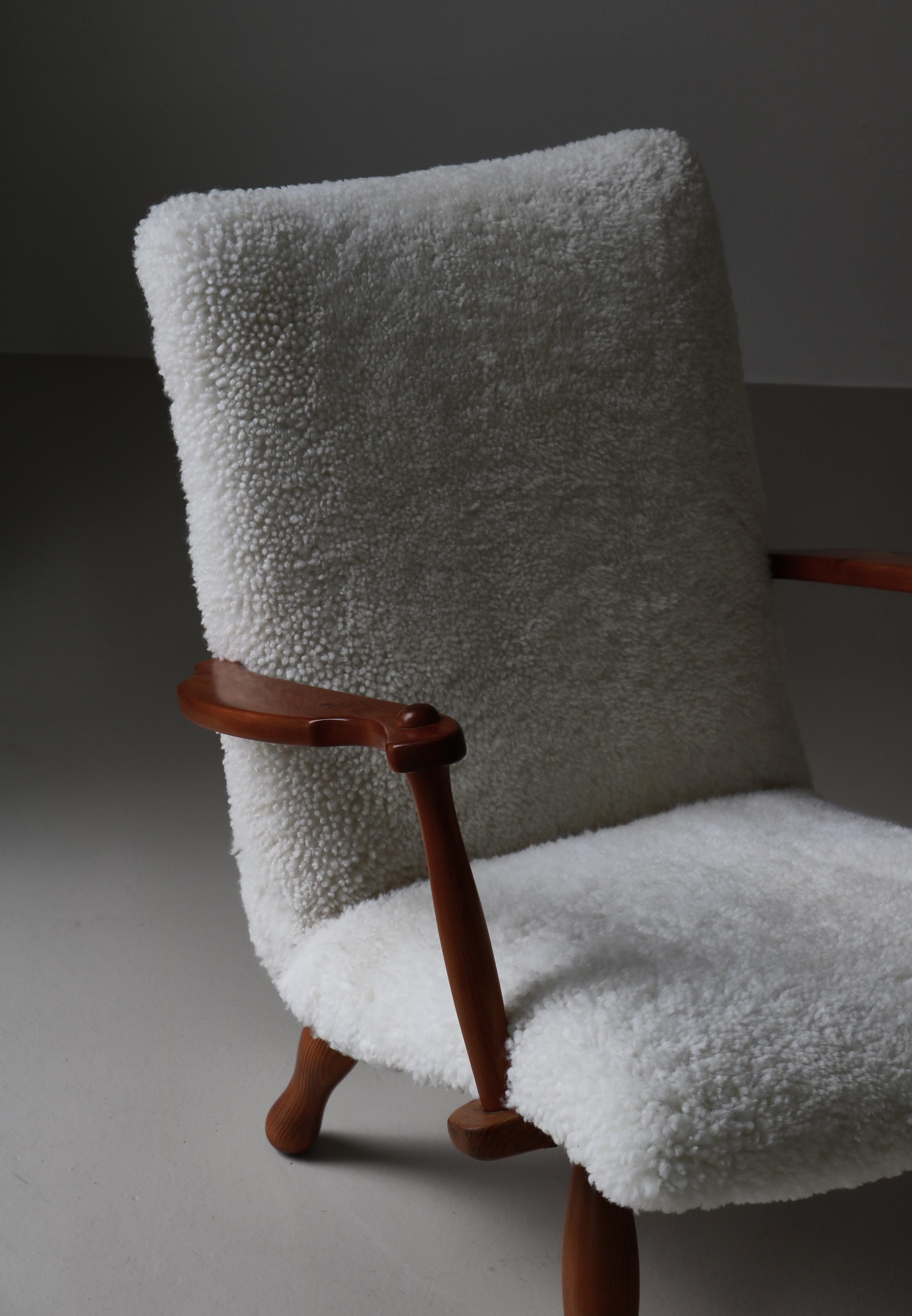 Ensemble de chaises longues en bois de pin et peau de mouton par un ébéniste suédois, années 1940 en vente 1