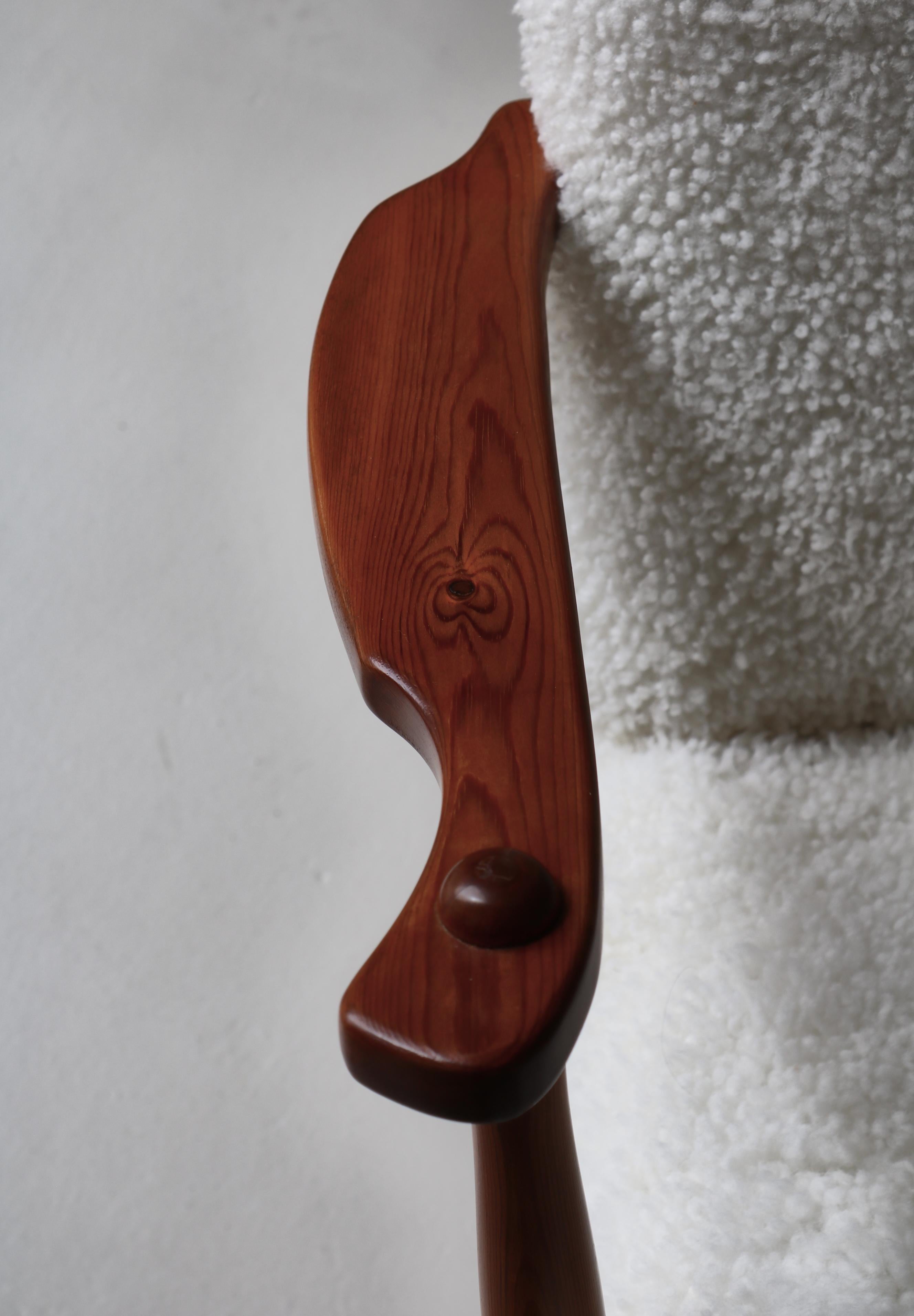 Ensemble de chaises longues en bois de pin et peau de mouton par un ébéniste suédois, années 1940 en vente 2