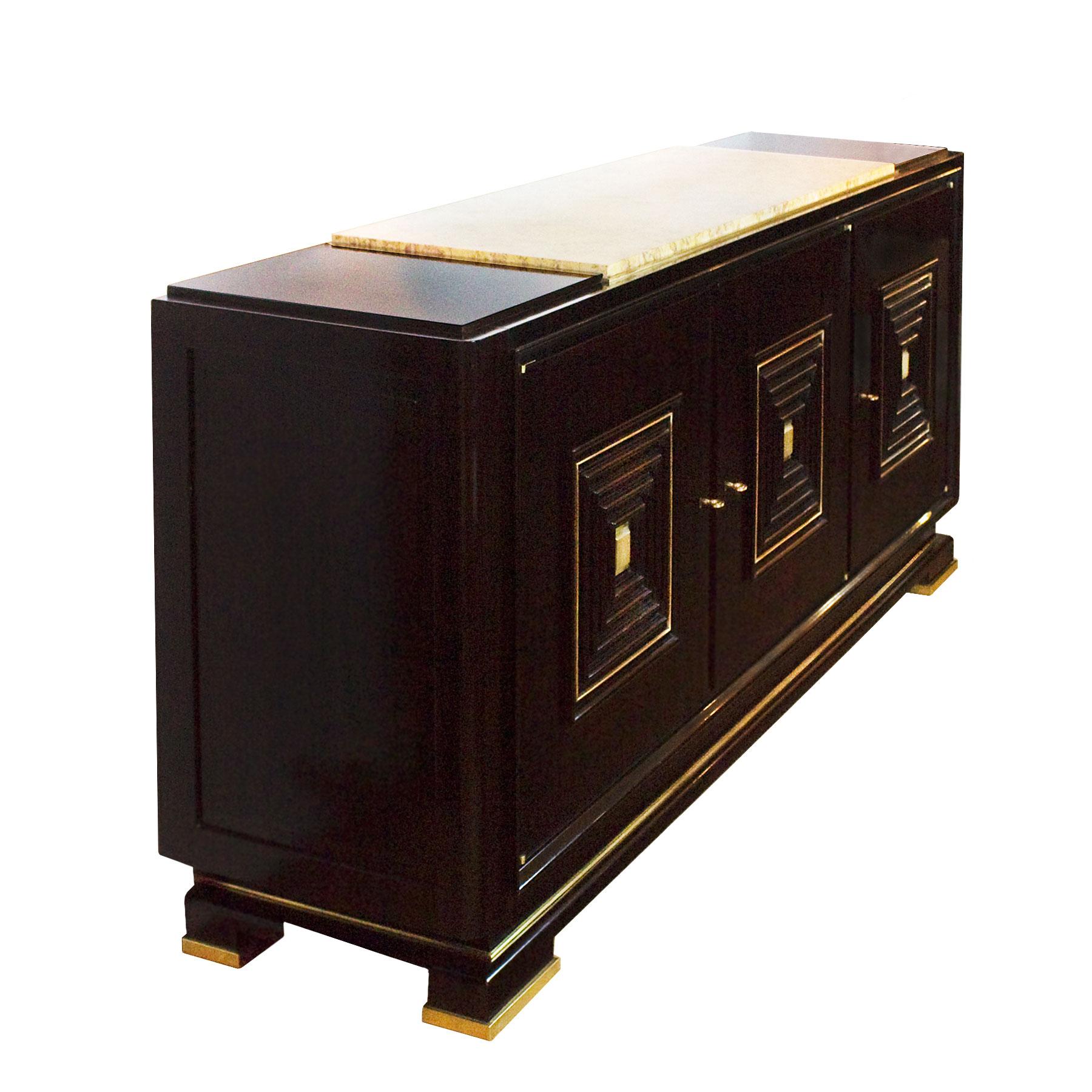 Spectacular sideboard, solid and stained mahogany, French polish with satiny finish. Doors decorated with concentric squares in wood and brass. Decorative polished brass rods in the base and in front of the marble top. Side doors with two shelves