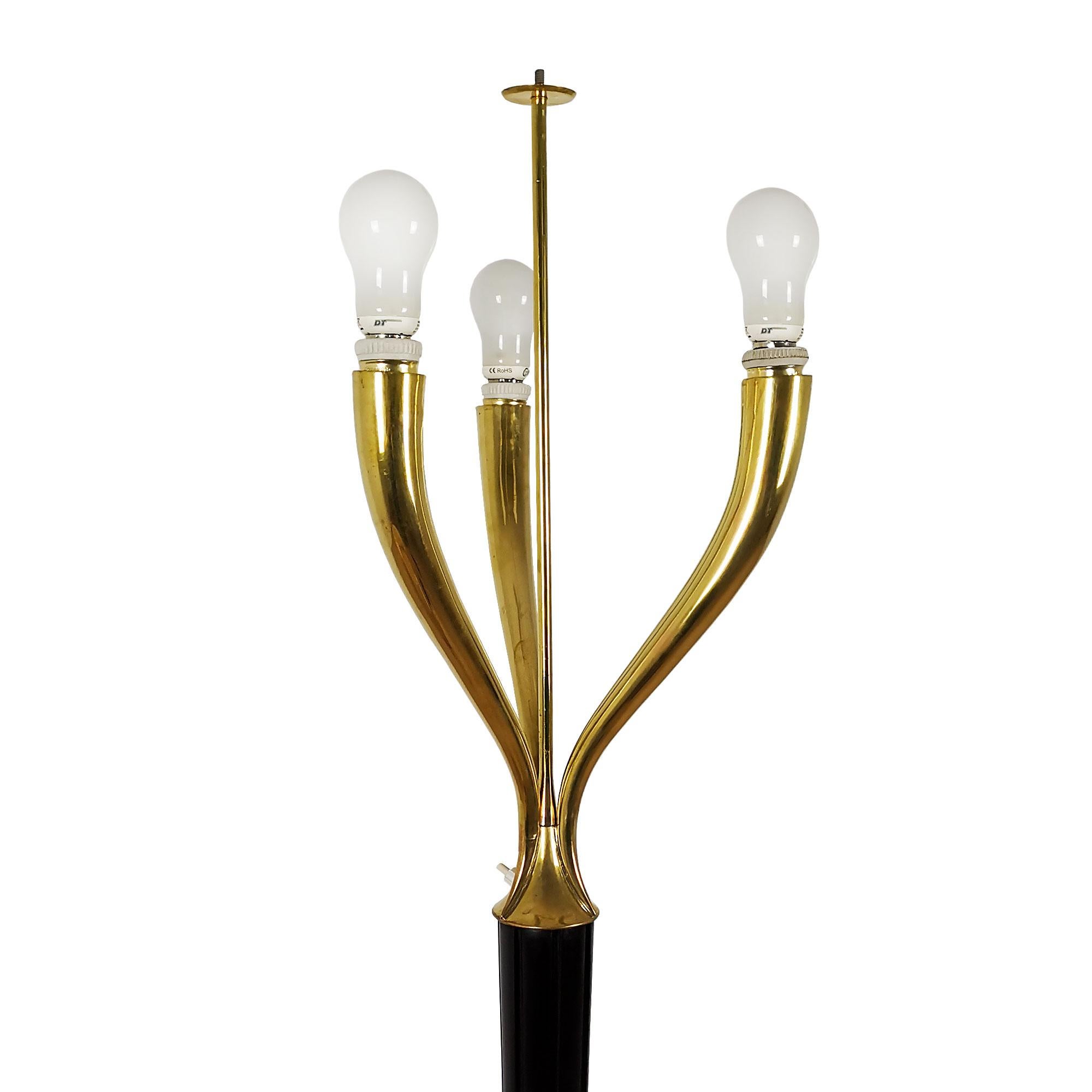 italien Lampe sur pied de style mi-siècle moderne, 3 branches éclairées et abat-jour en satin - Italie en vente