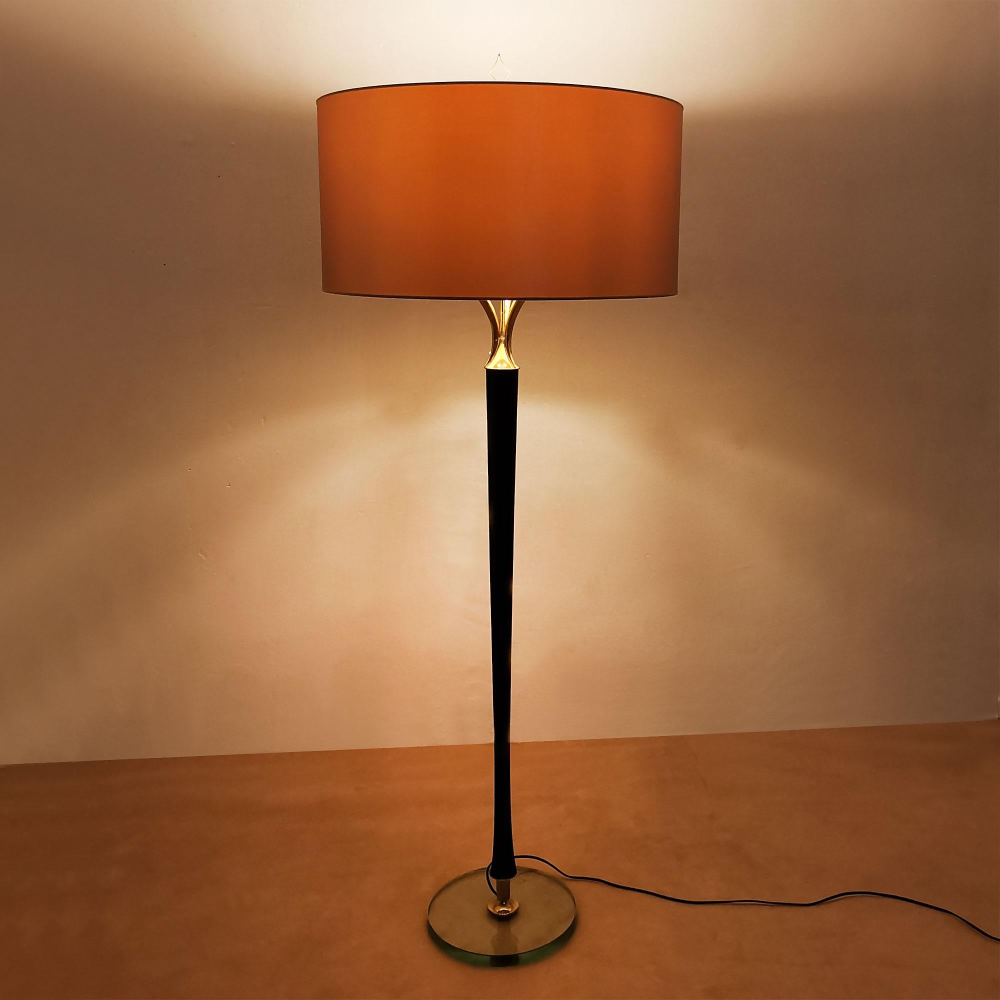 Laiton Lampe sur pied de style mi-siècle moderne, 3 branches éclairées et abat-jour en satin - Italie en vente