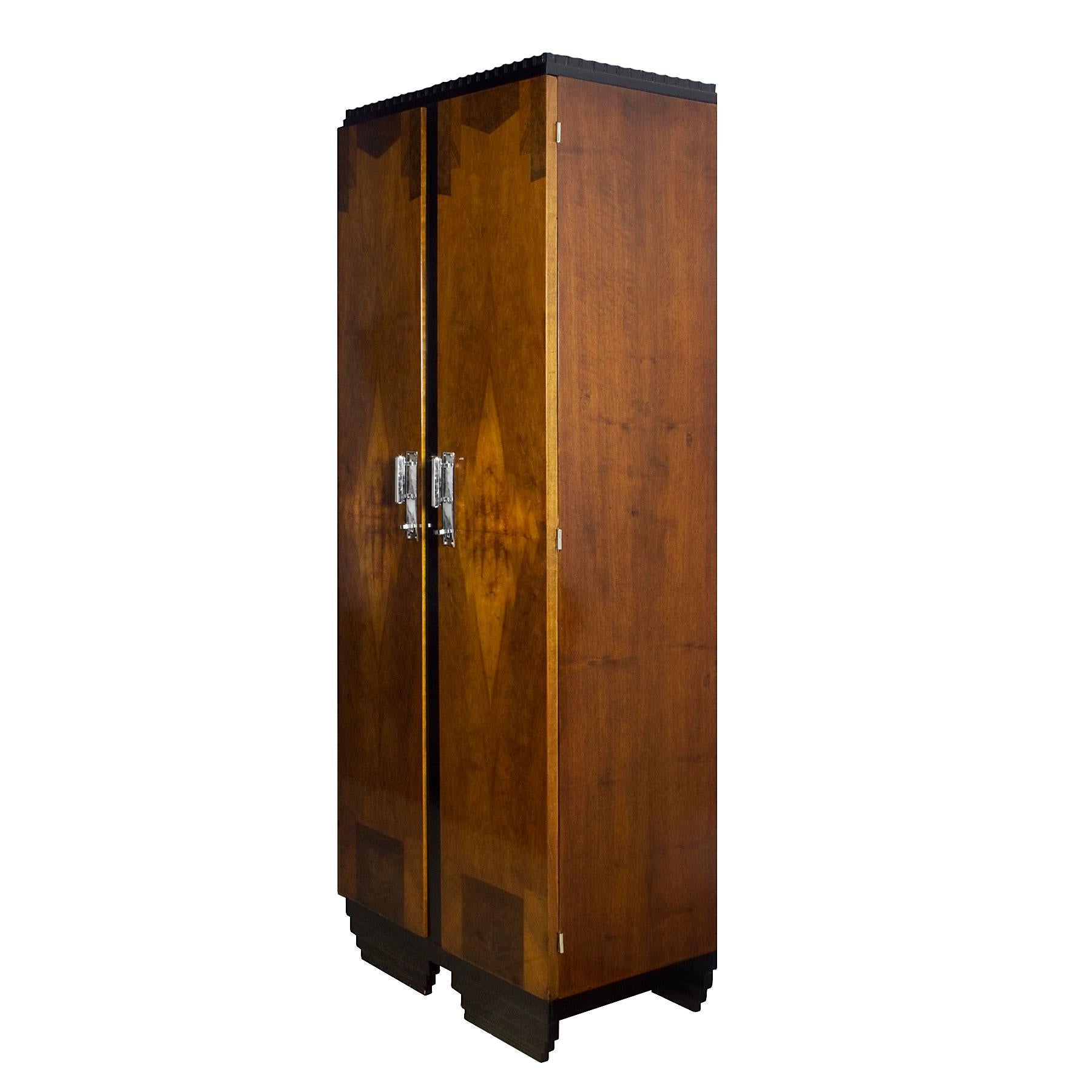 Nice wardrobe, two doors with walnut and walnut burl veneers, French polish. Black lacquered top, strut and base. Four shelves inside, chrome-plated brass hinges and handles.

France, circa 1940.