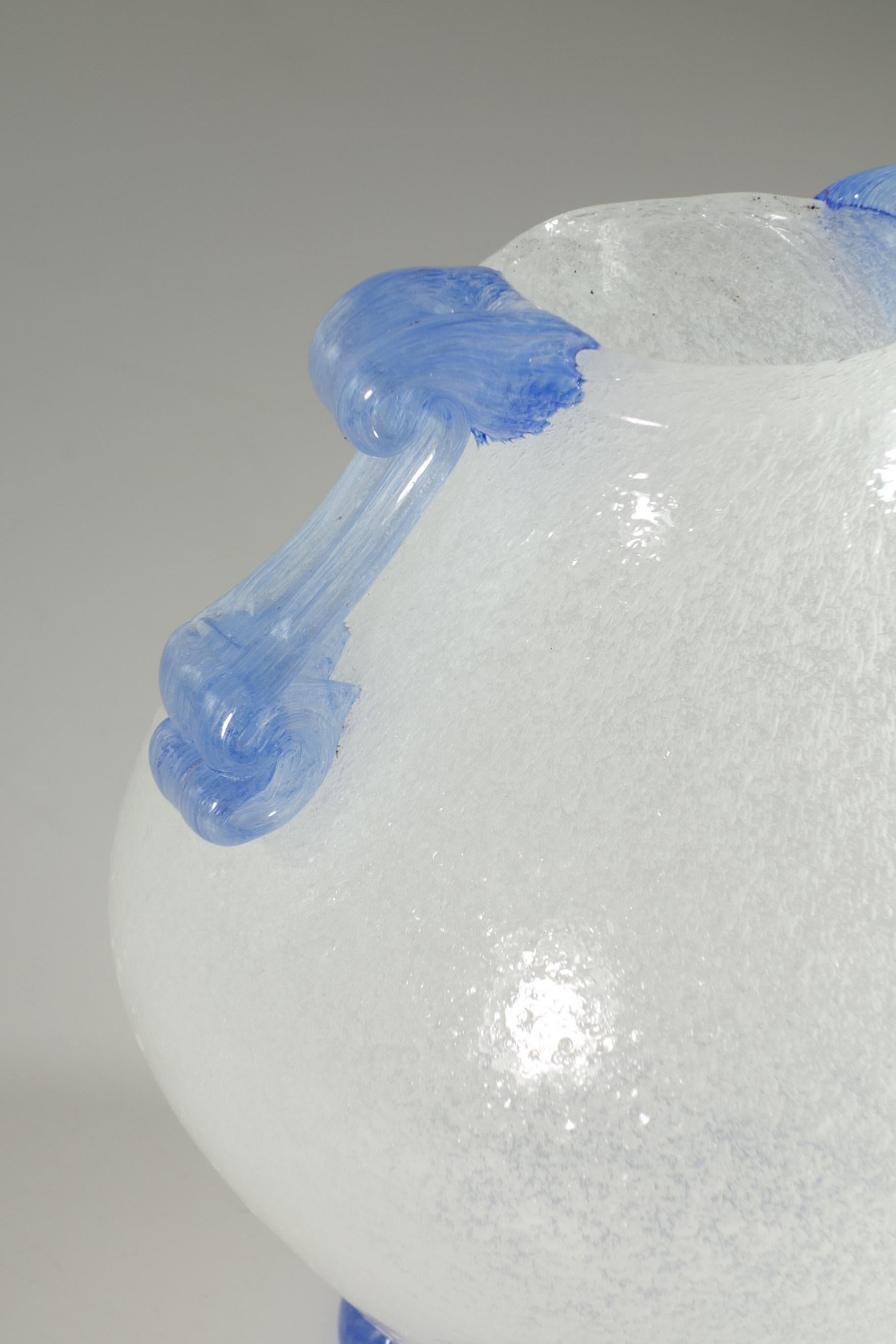 Italian 1940 Seguso White Blue Pulegoso Murano Glass Vase For Sale