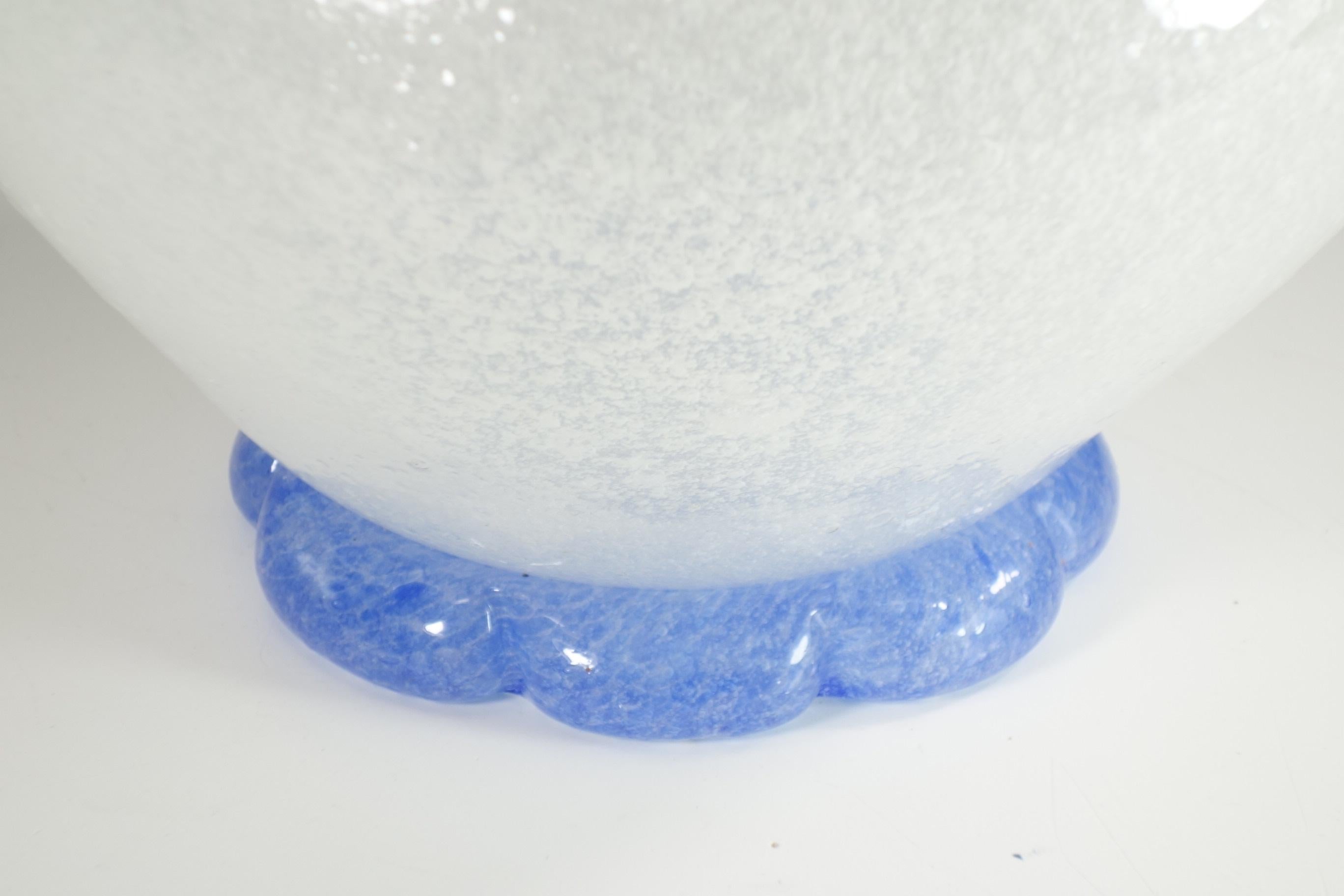 1940 Seguso White Blue Pulegoso Murano Glass Vase In Excellent Condition For Sale In Brescia, IT
