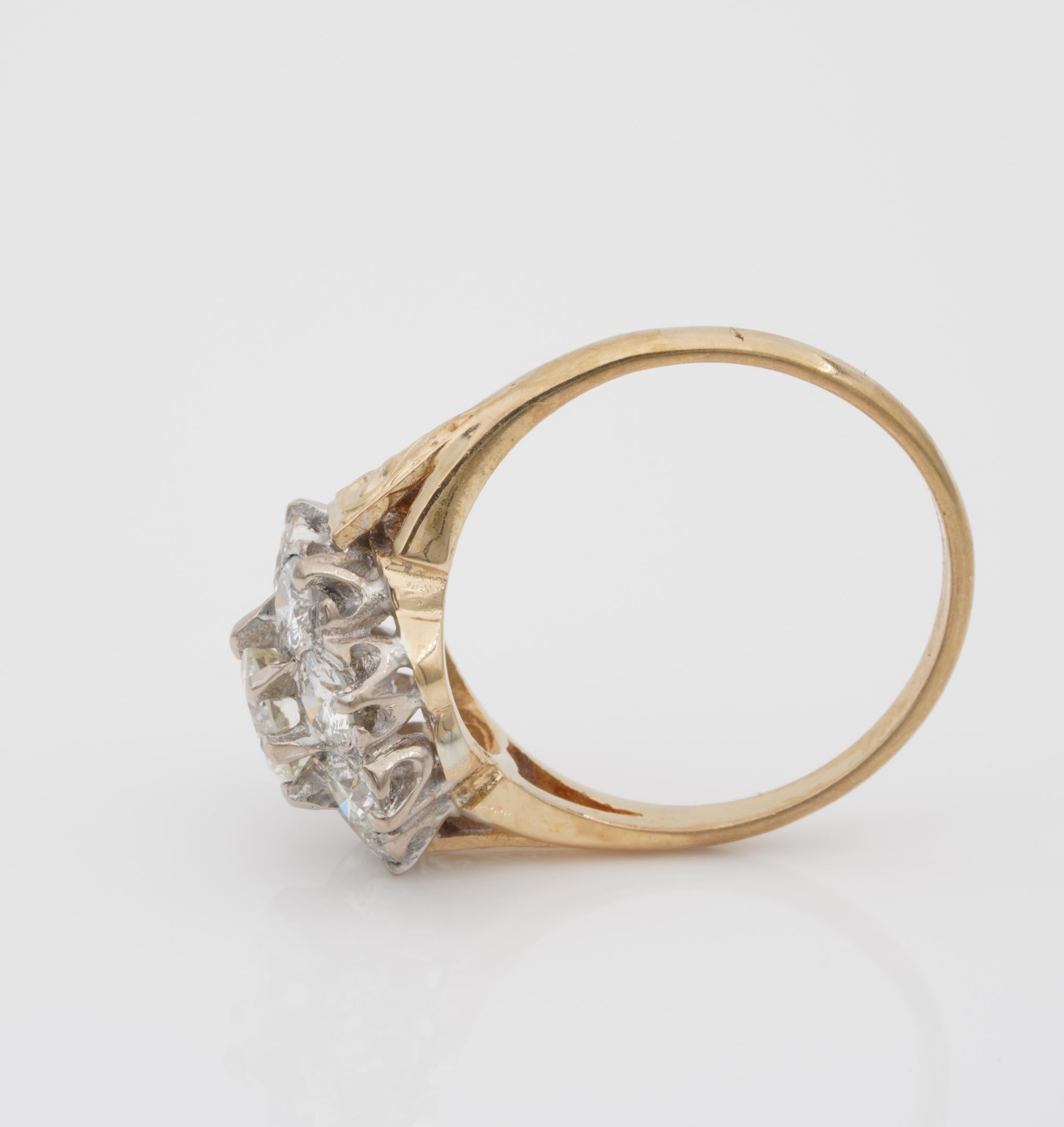1940 Sensational 2.50 Carat Diamond G VVS/VS Daisy Cluster Ring 18 Karat In Good Condition For Sale In Napoli, IT