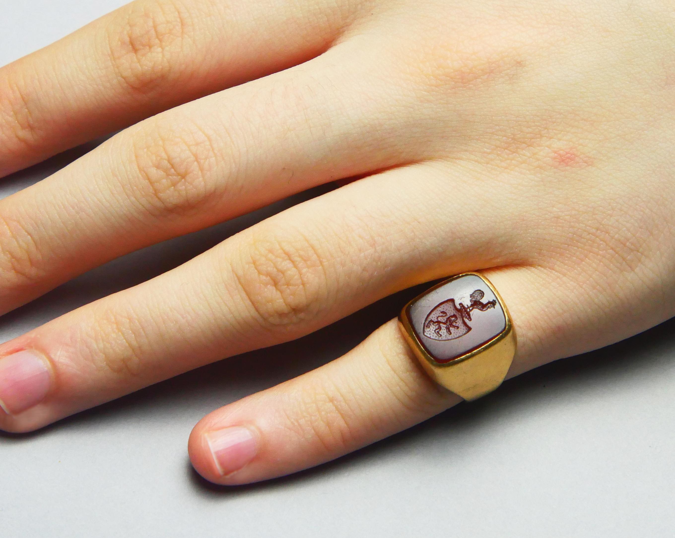 1940 Signet Ring Leopard Intaglio Red Onyx solid 18K Gold ØUS4.5 / 7.2gr For Sale 4