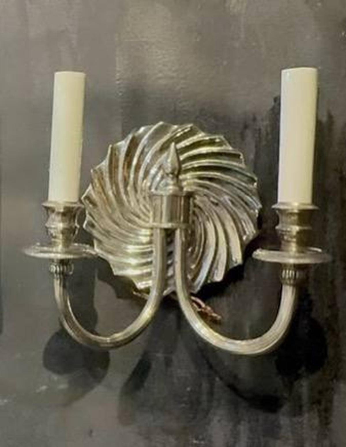 Metà XX secolo Coppia di appliques francesi placcate in argento in vendita