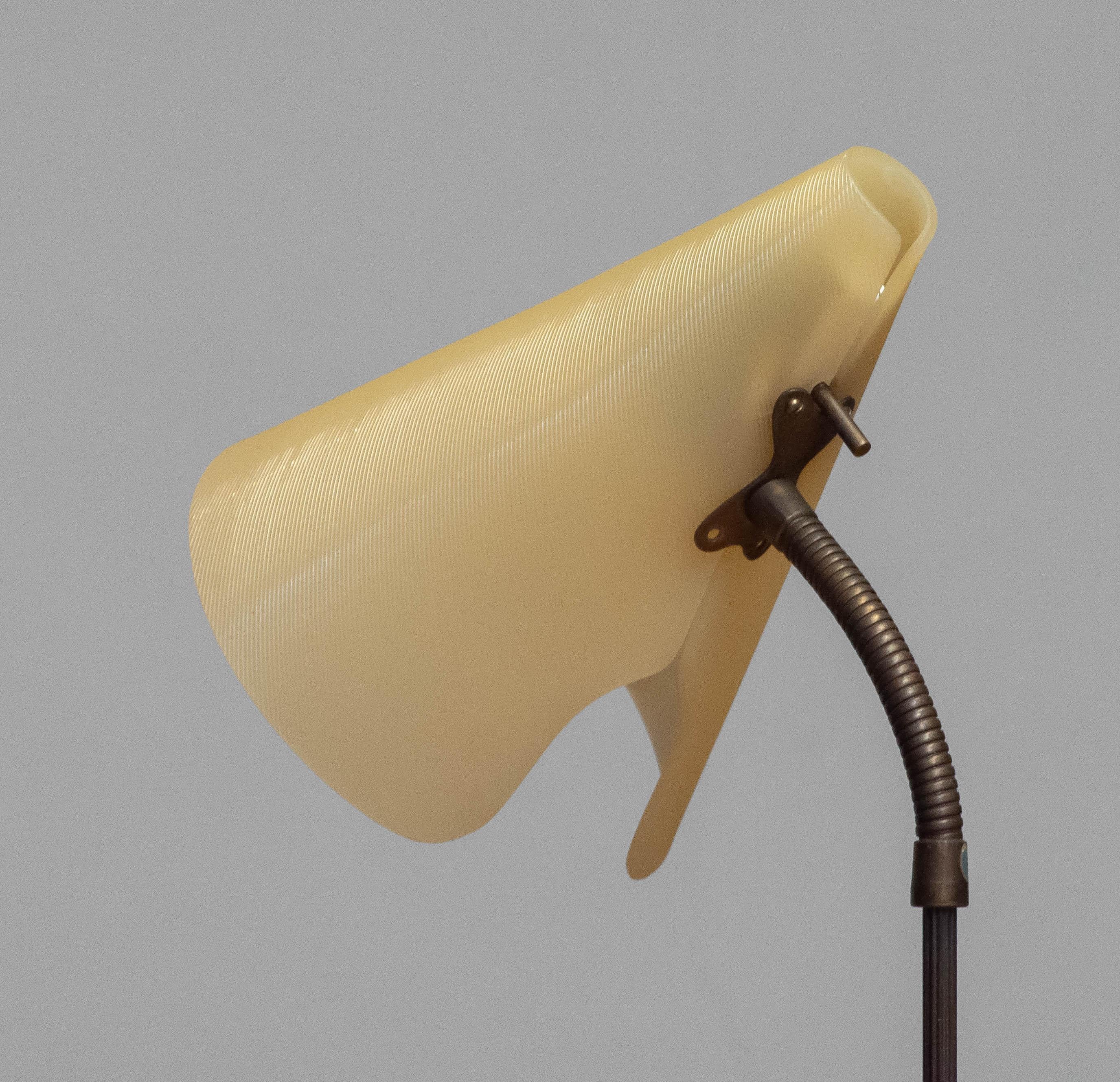 1940 Slim Brass / Acrylic And Black Lacquered Danish Floor Lamp By Nordisk Solar en vente 3