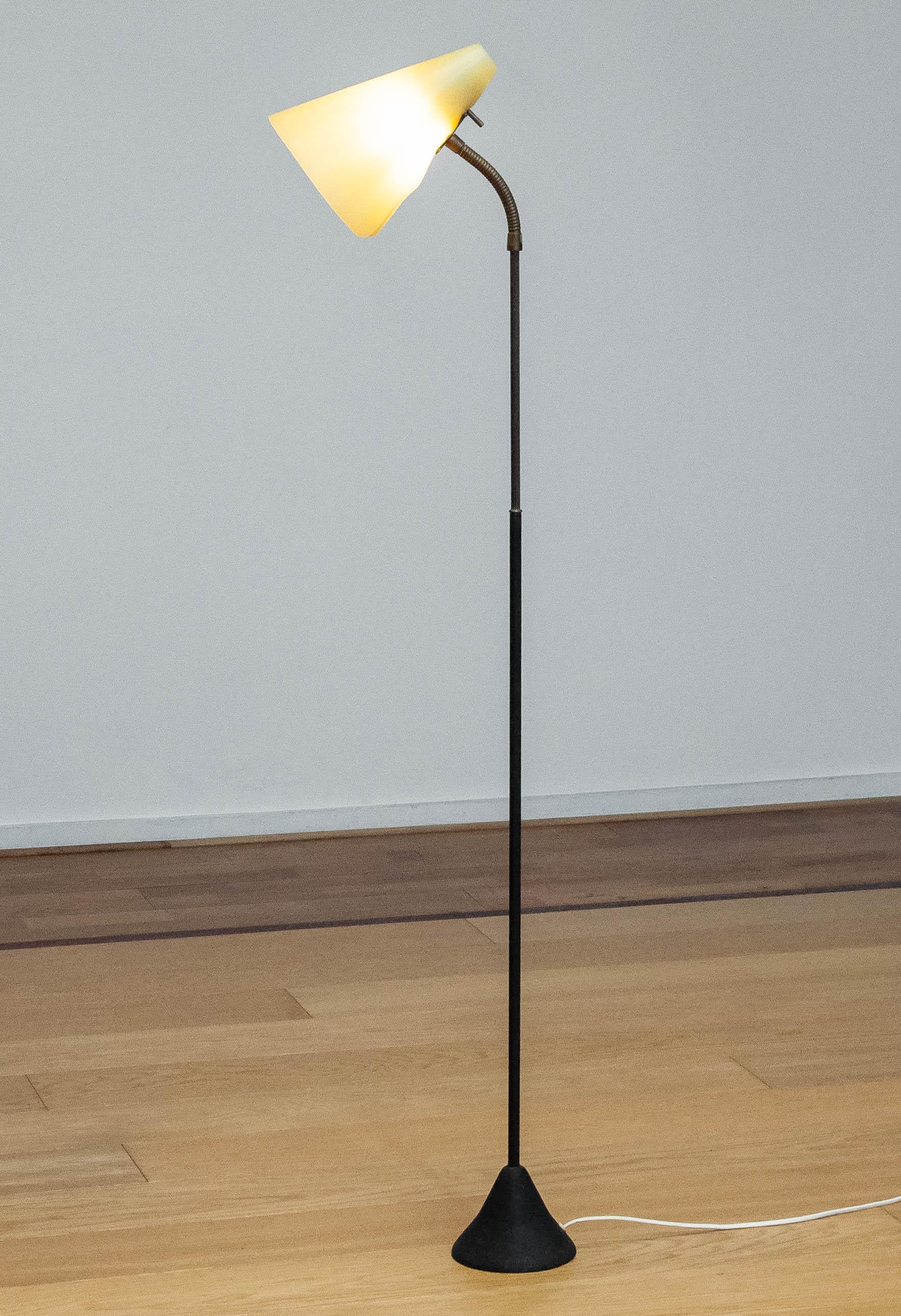 Mid-Century Modern 1940 Slim Brass / Acrylic And Black Lacquered Danish Floor Lamp By Nordisk Solar en vente