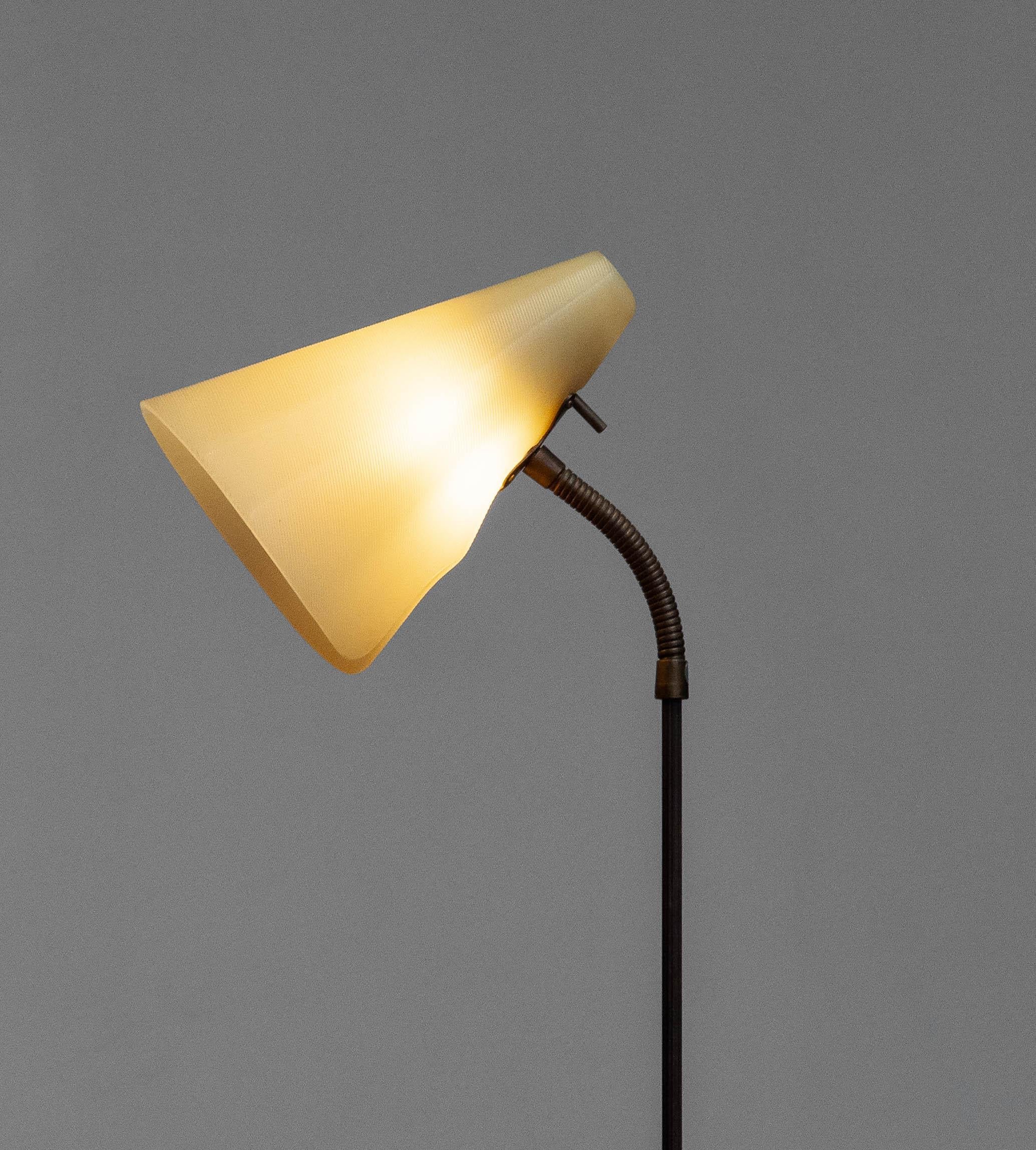 Danois 1940 Slim Brass / Acrylic And Black Lacquered Danish Floor Lamp By Nordisk Solar en vente
