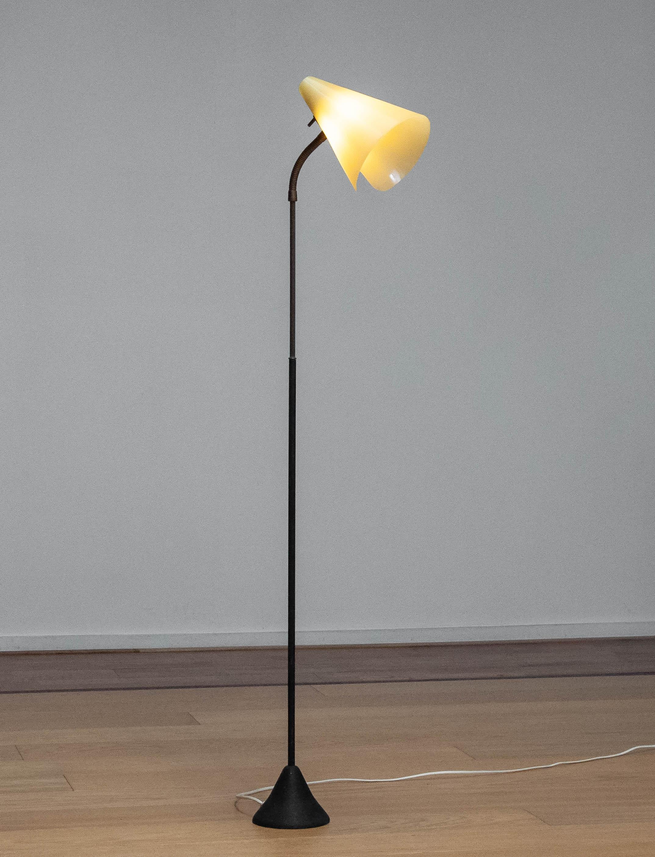 1940 Slim Brass / Acrylic And Black Lacquered Danish Floor Lamp By Nordisk Solar Bon état - En vente à Silvolde, Gelderland