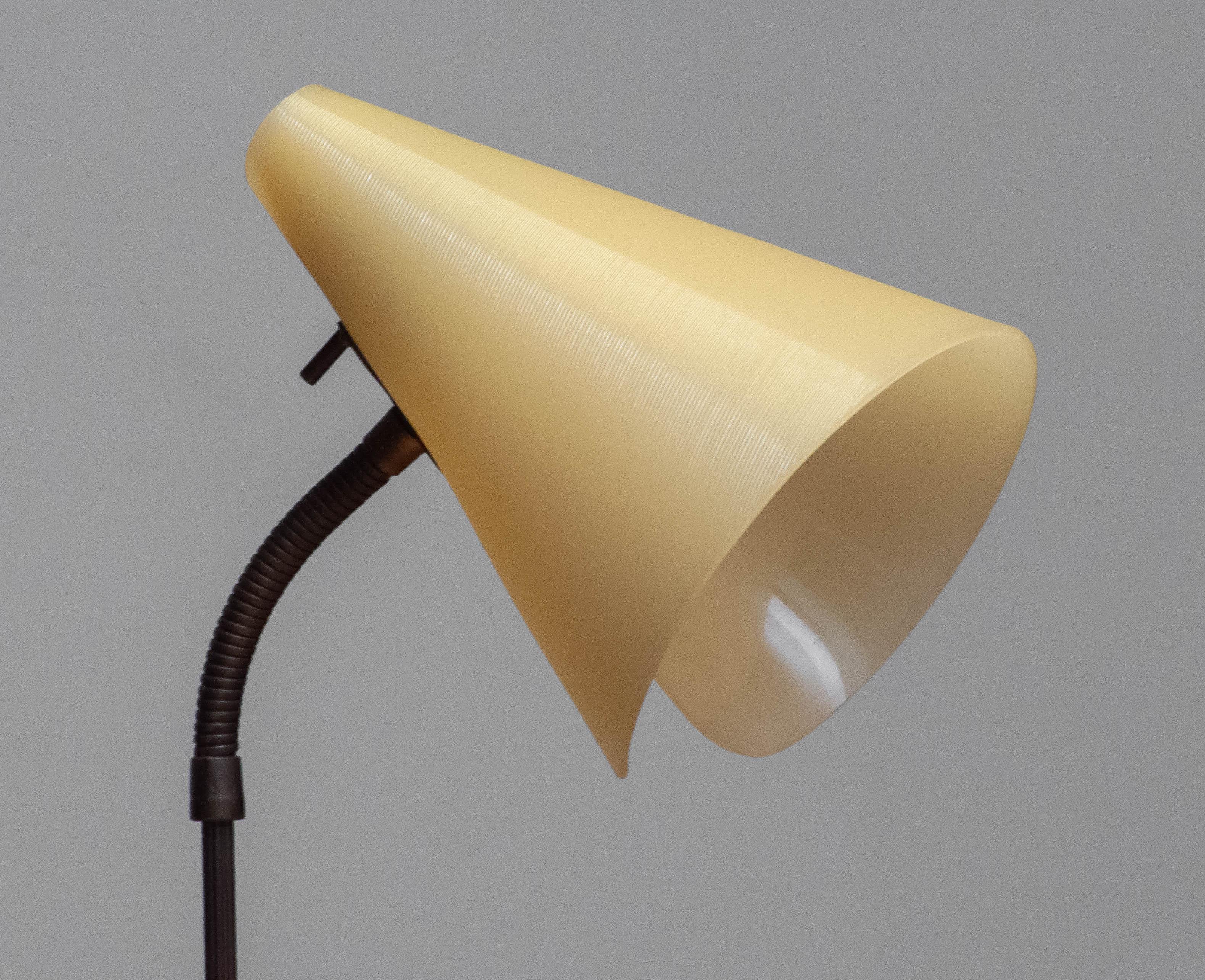 Métal 1940 Slim Brass / Acrylic And Black Lacquered Danish Floor Lamp By Nordisk Solar en vente