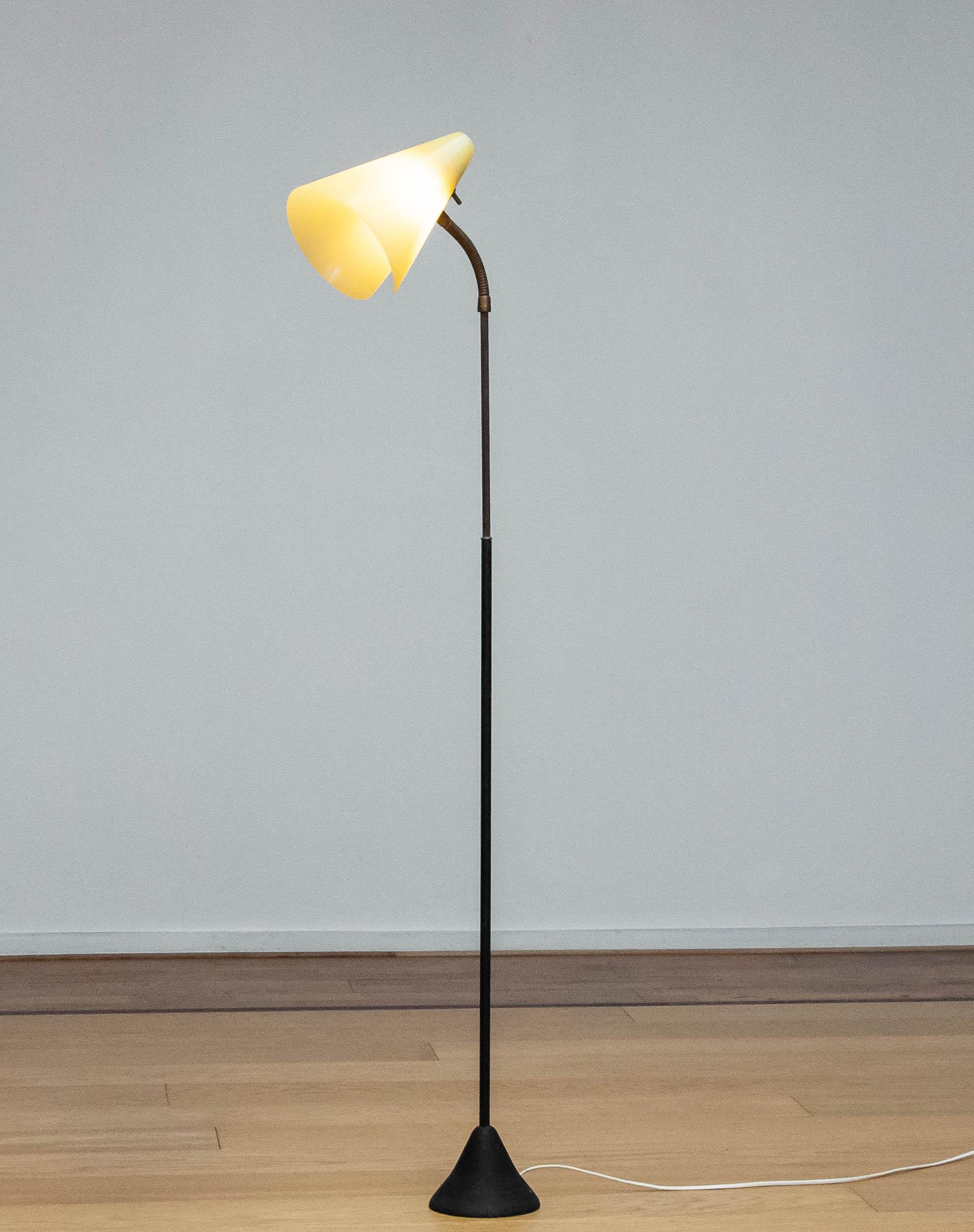 Magnifique et extrêmement rare lampadaire mince sur base en fonte en forme de trompette, conçu par Herluf Sørensen et Jacob L. Jørgensen pour leur société Nordisk Solar au Danemark dans les années 1940.
L'abat-jour en acrylique est en parfait état