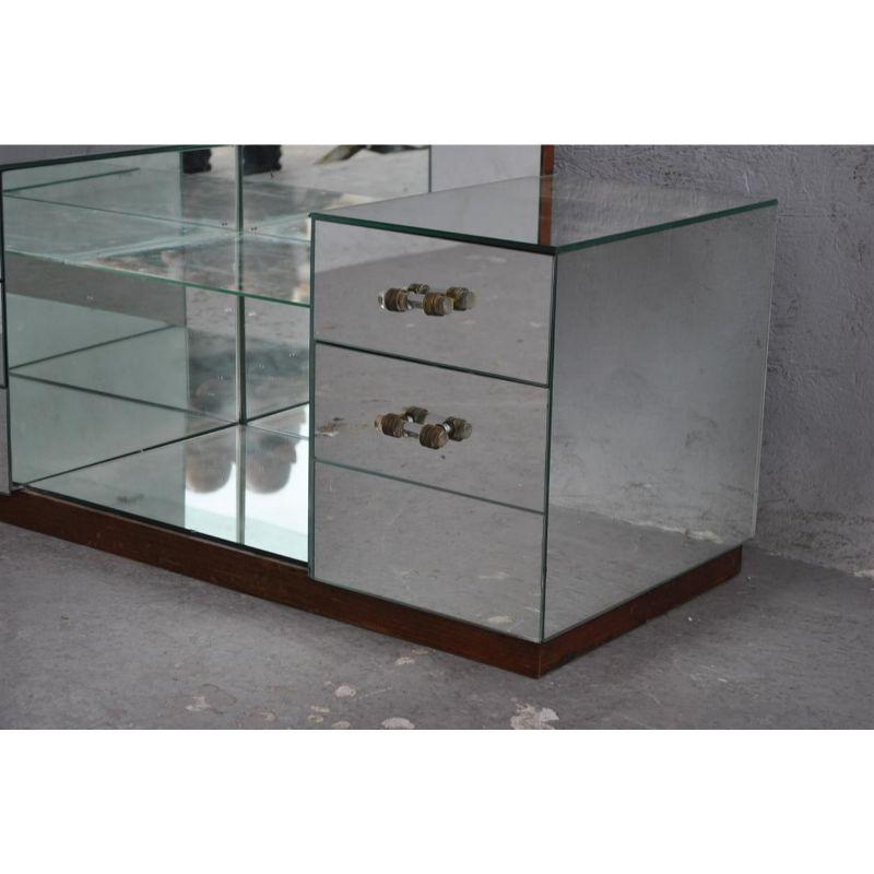1940 Style mirror dressing table 6 height drawers (mirror) 161 cm. Total width 111 cm and depth of 88 cm. note that a handful is missing.

Additional information:
Style: 40s 60s
Material: glass & crystal.