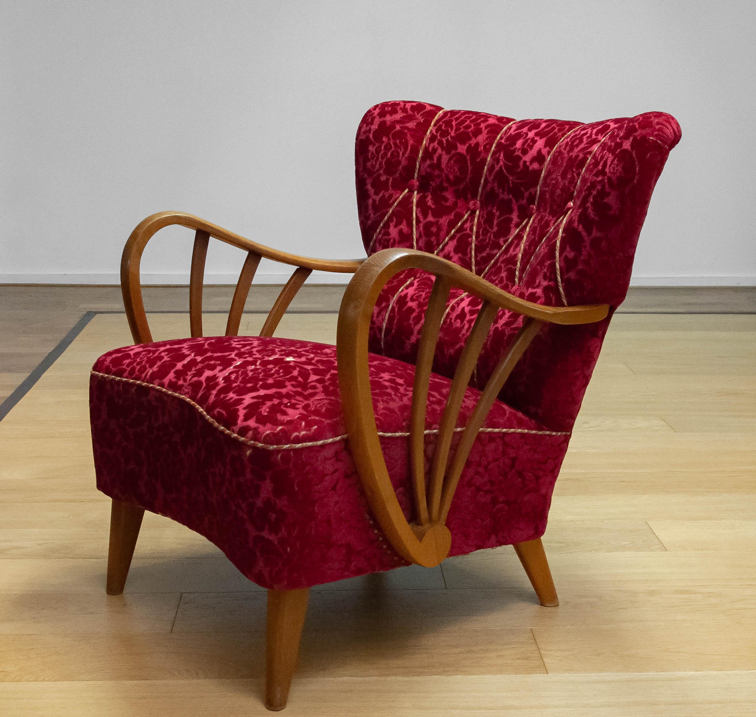 Assolutamente rara e grande sedia modello Art Deco/Nouveau realizzata da Sternells a Virserum in Svezia negli anni Quaranta. (periodo moderno svedese)
È anche un ottimo modello da utilizzare per rivestire, ad esempio con pelle di pecora, bouclé o