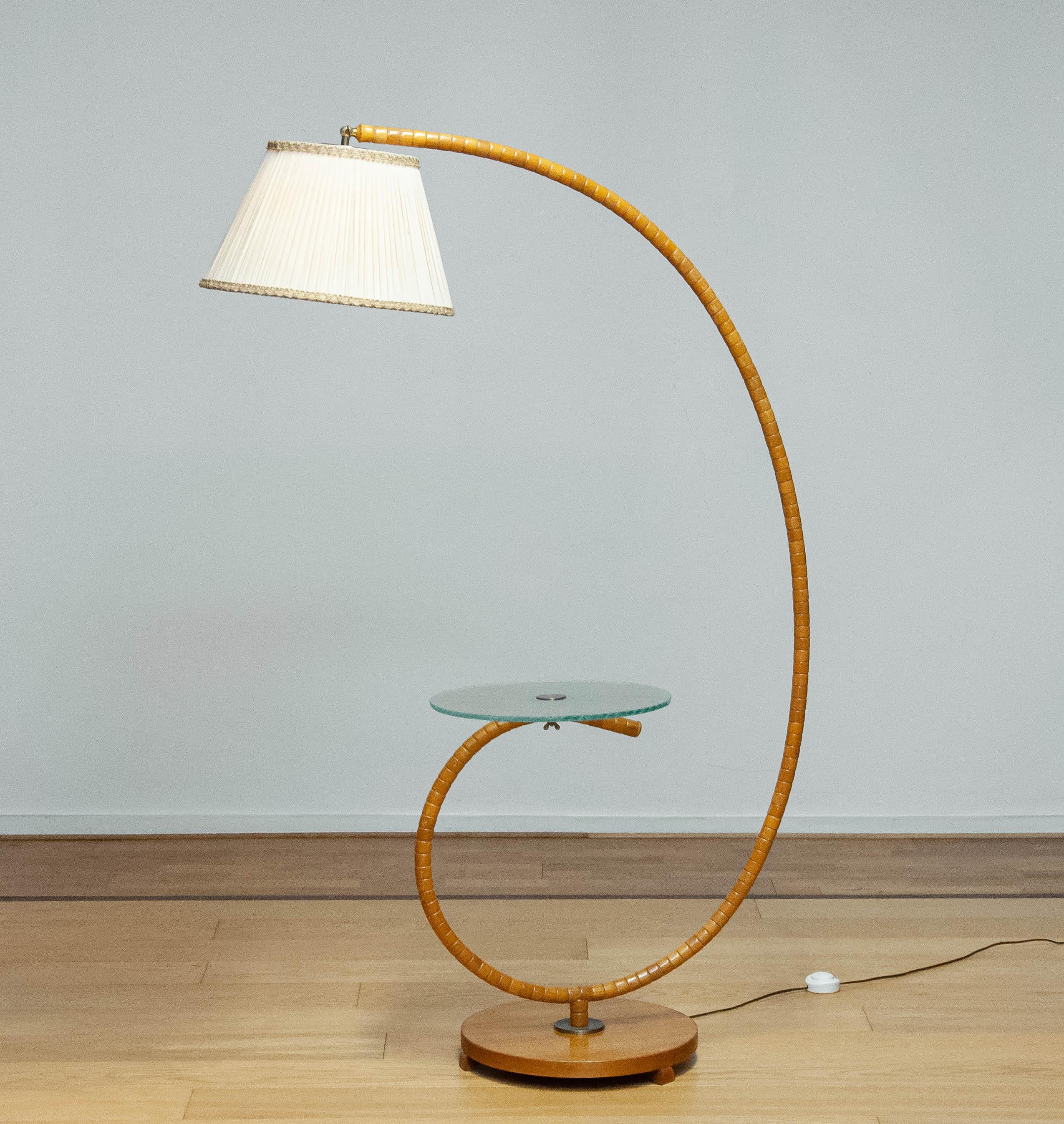 1940 Swedish Art Nouveau Floor Lamp In Elm By IWO Mariestad  And Magazine rack For Sale 5
