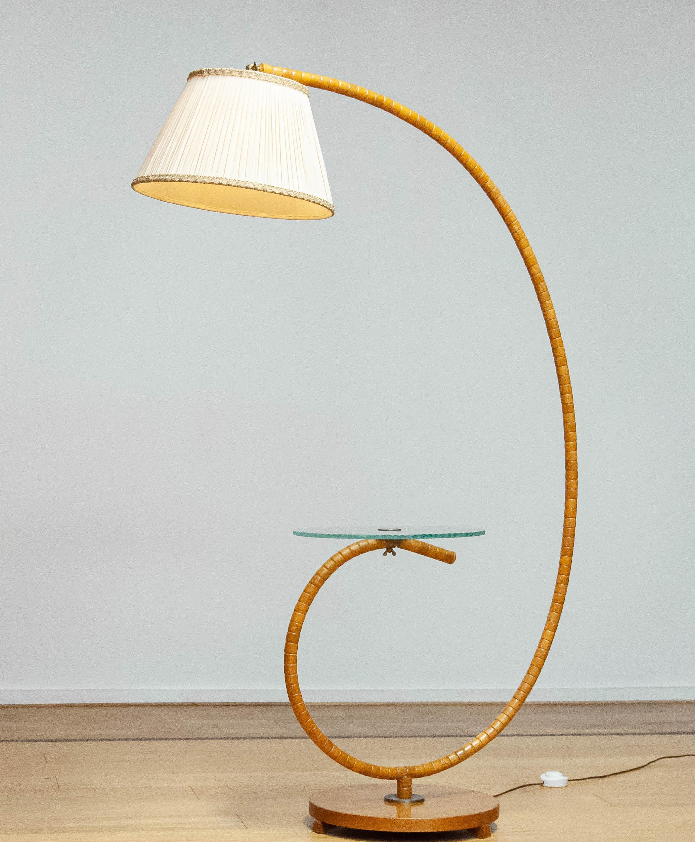 Lampada da terra svedese Art Nouveau anni '40 in olmo di IWO Mariestad  E portariviste in vendita 5