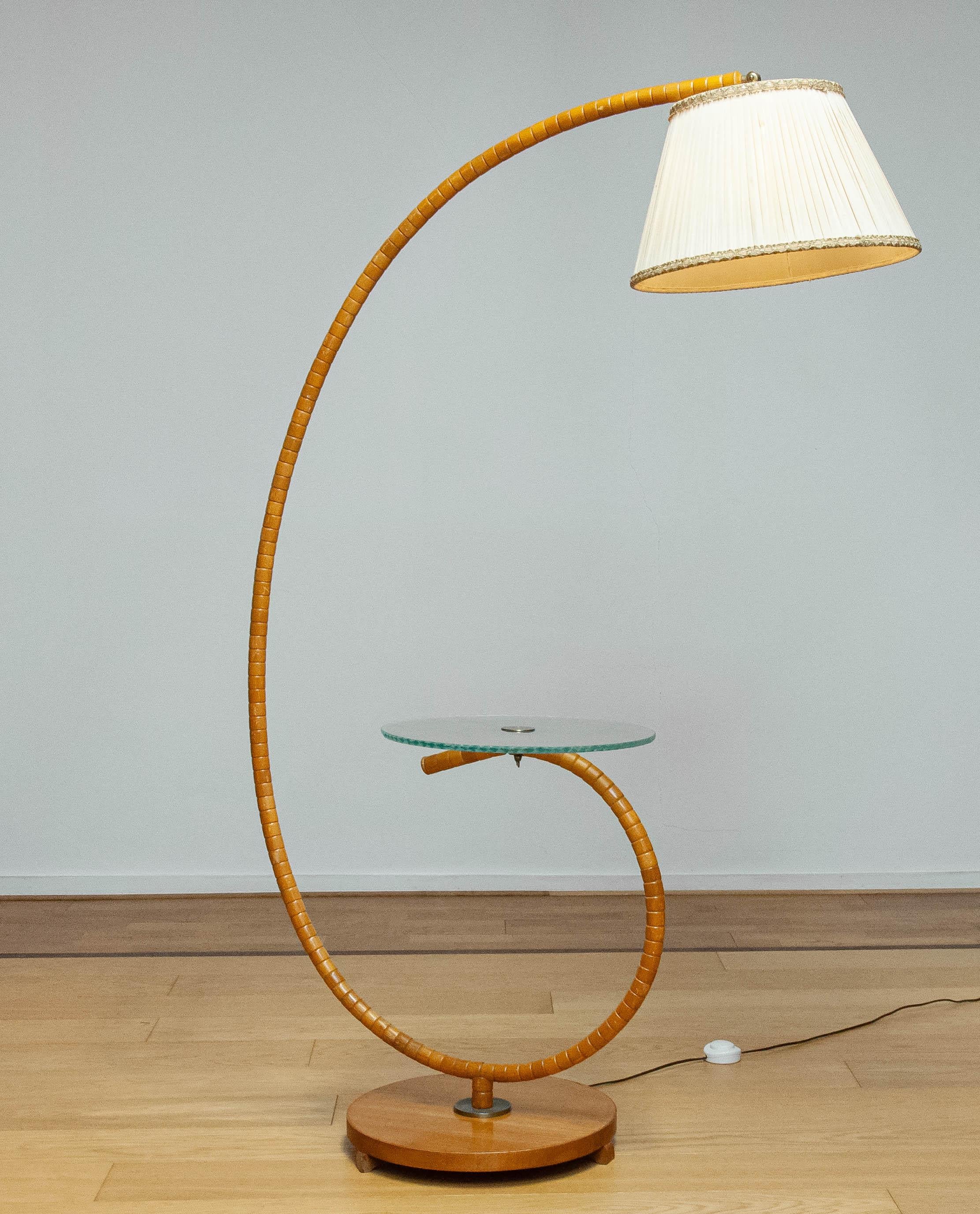 1940 Swedish Art Nouveau Floor Lamp In Elm By IWO Mariestad  And Magazine rack For Sale 11