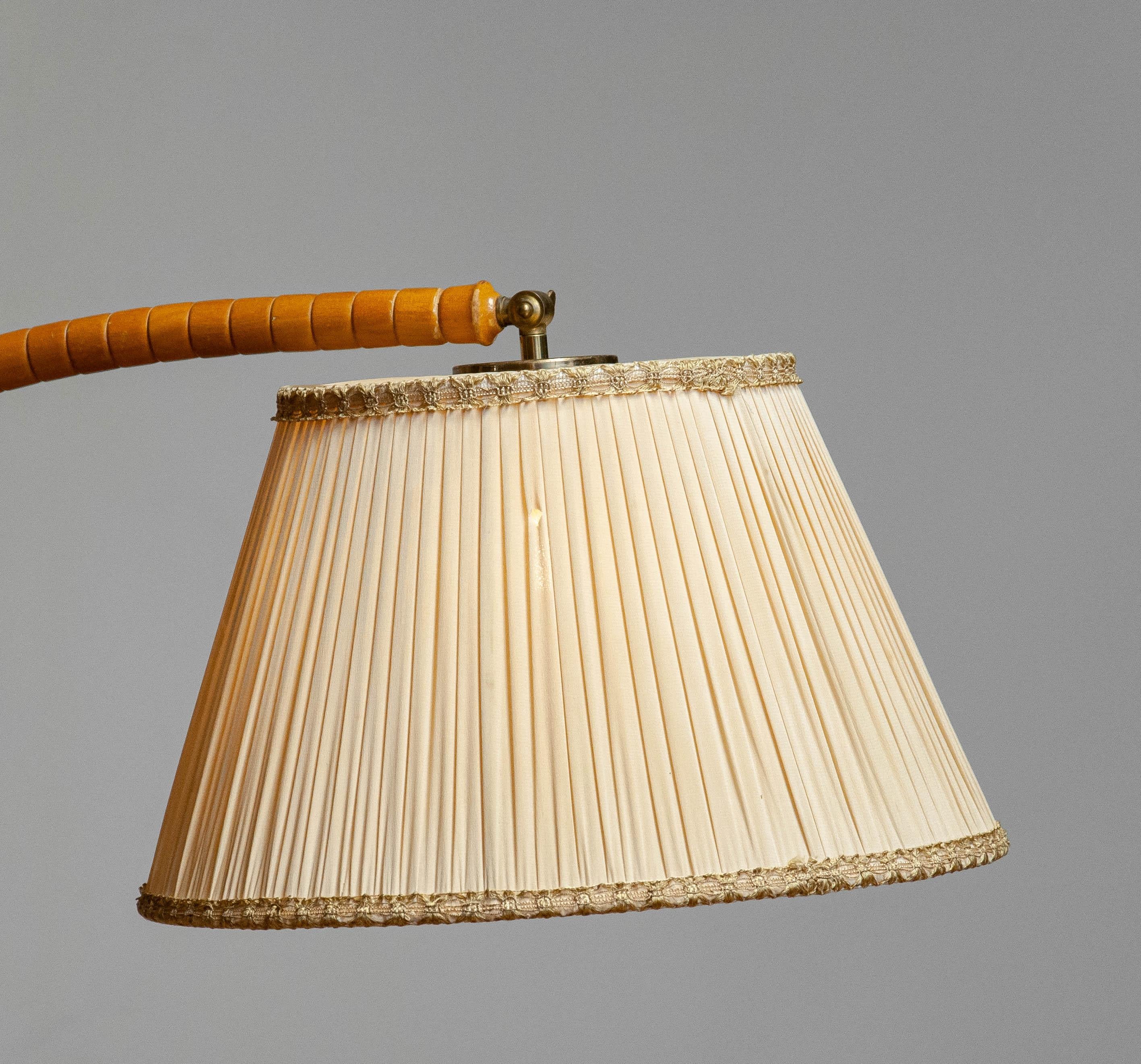 Lampada da terra svedese Art Nouveau anni '40 in olmo di IWO Mariestad  E portariviste in vendita 11