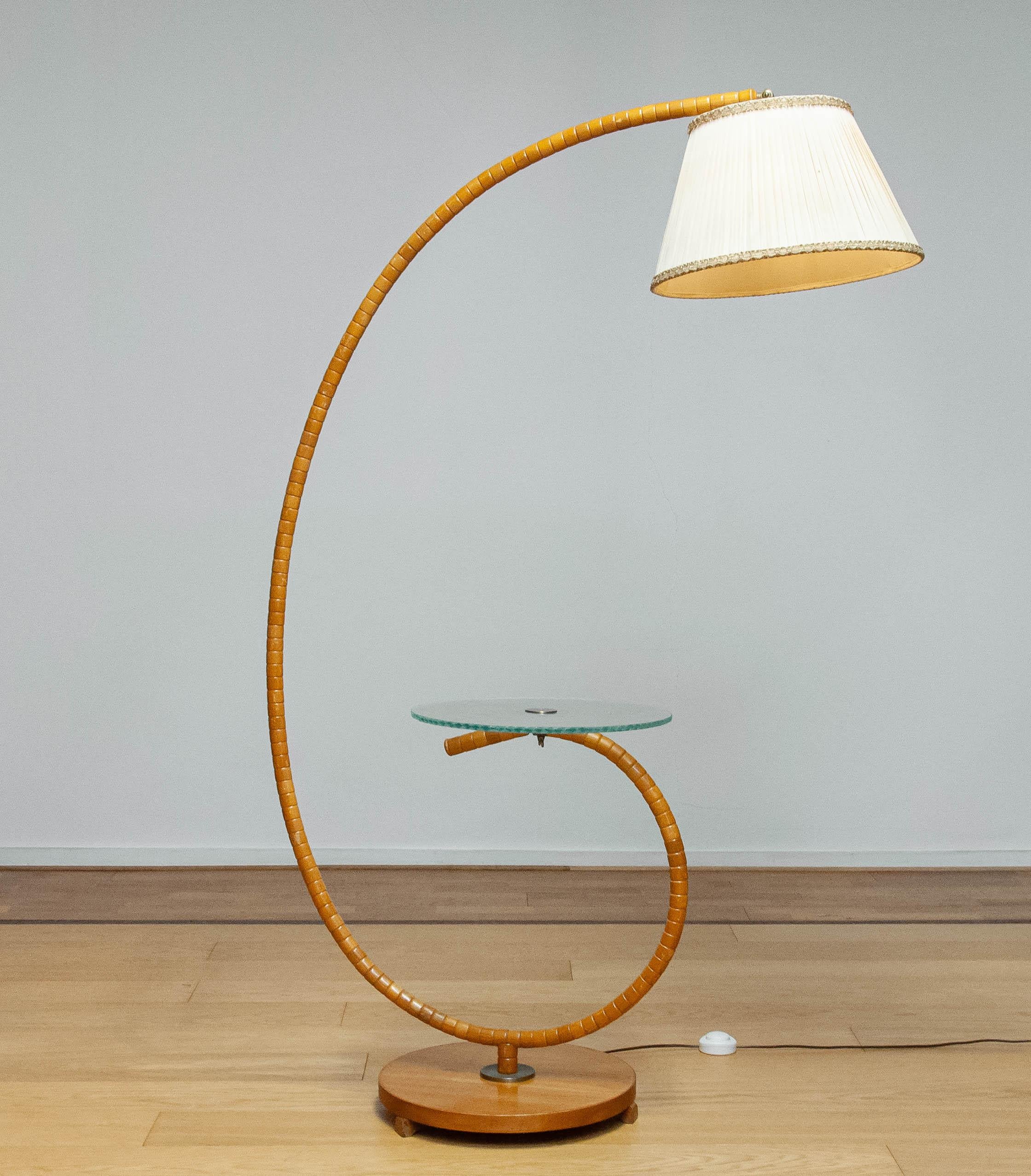 Lampada da terra svedese Art Nouveau anni '40 in olmo di IWO Mariestad  E portariviste in vendita 12