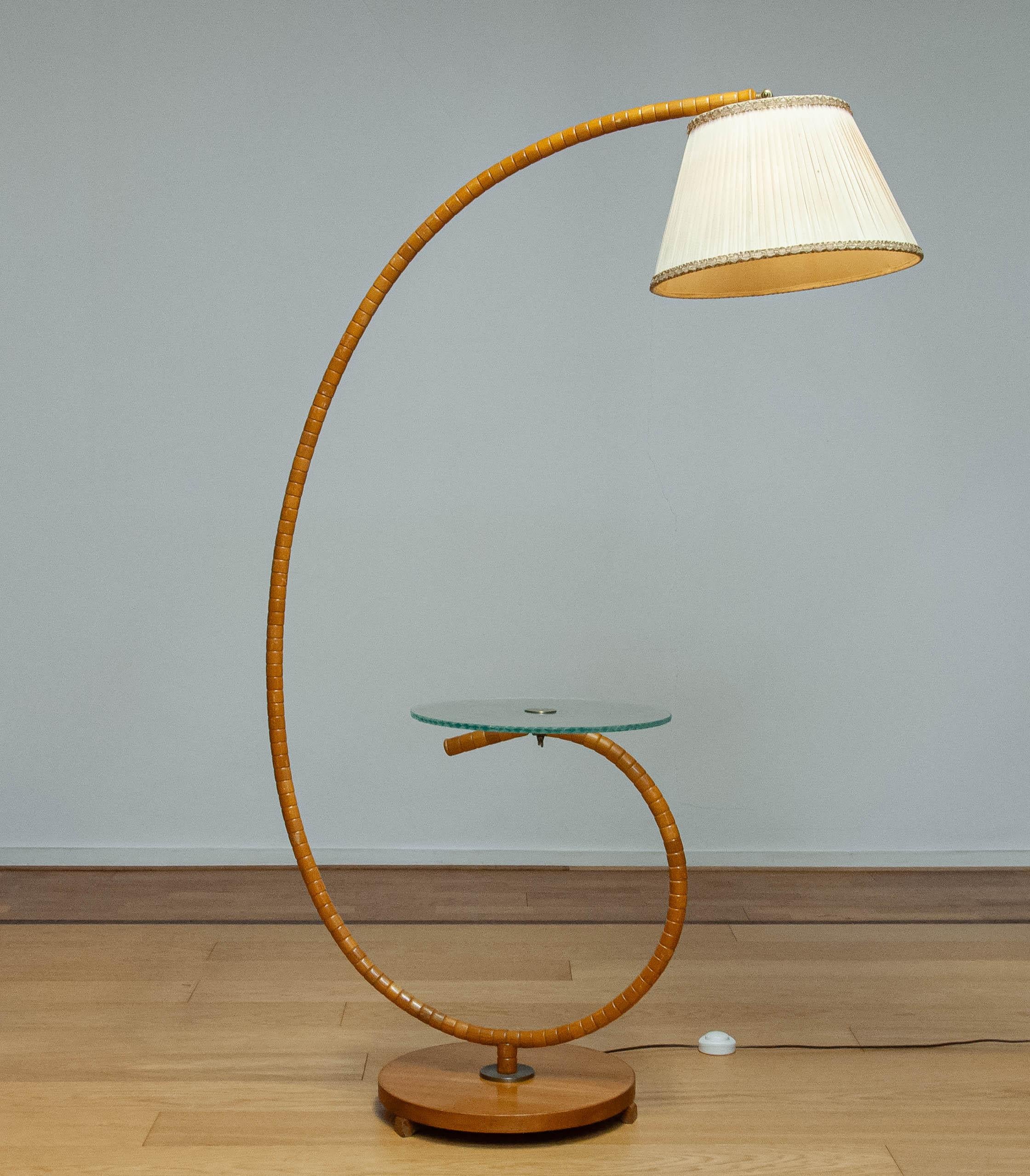 Lampadaire Art nouveau suédois en orme avec table en verre d'art par IWO Mariestad 1940 en vente 4