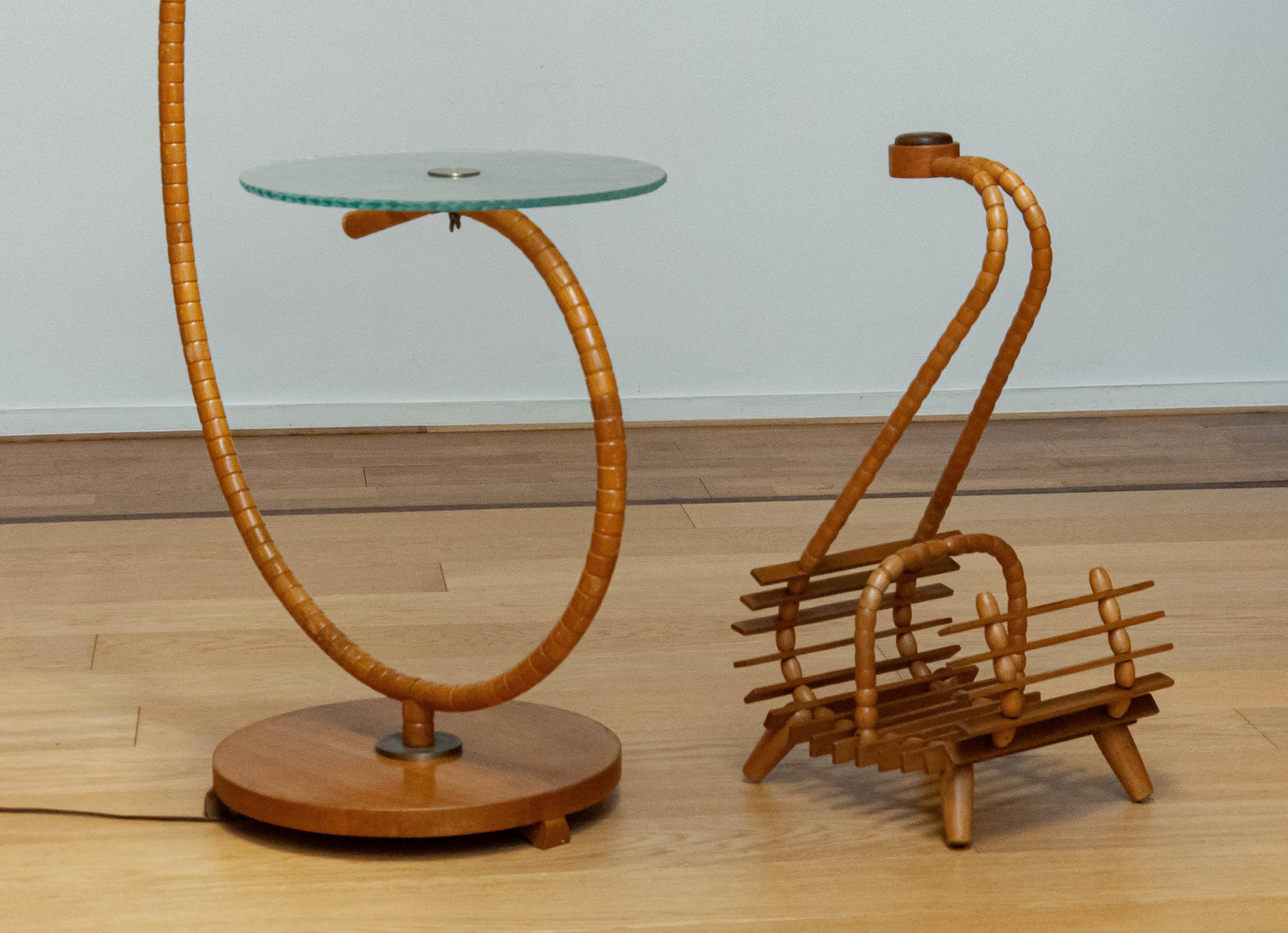 Lampadaire Art nouveau suédois en orme avec table en verre d'art par IWO Mariestad 1940 en vente 6