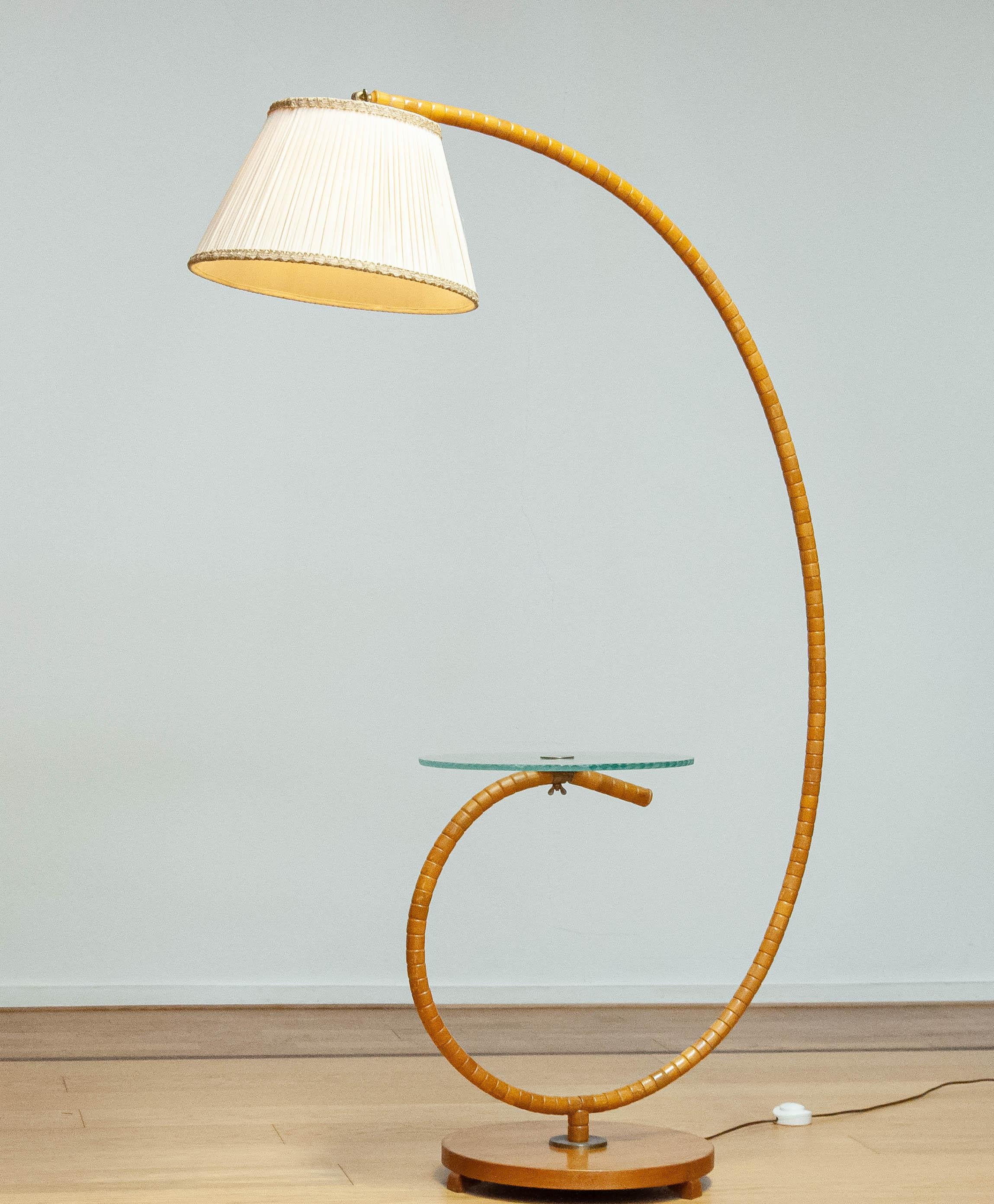 1940 Swedish Art Nouveau Floor Lamp In Elm With Art Glass Table By IWO Mariestad In Good Condition For Sale In Silvolde, Gelderland