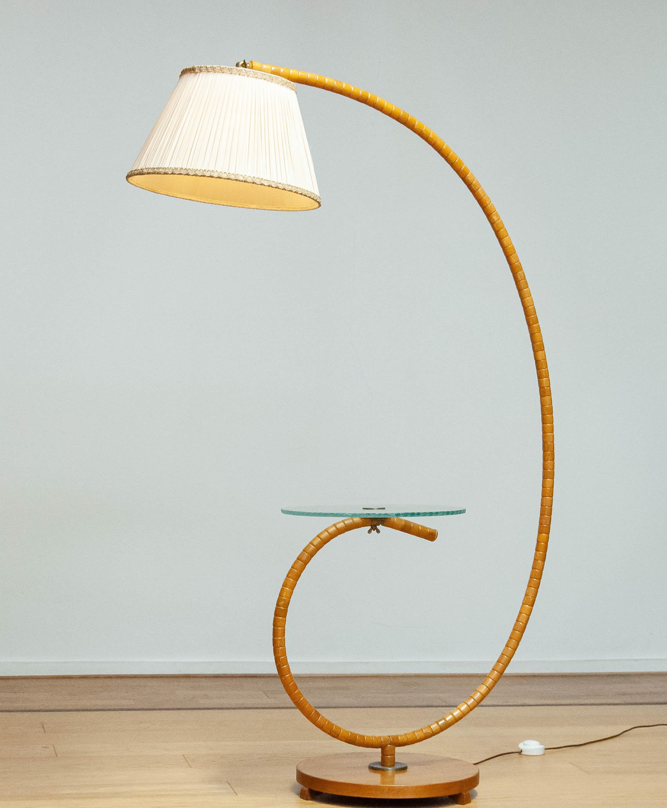 Suédois Lampadaire Art nouveau suédois en orme avec table en verre d'art par IWO Mariestad 1940 en vente