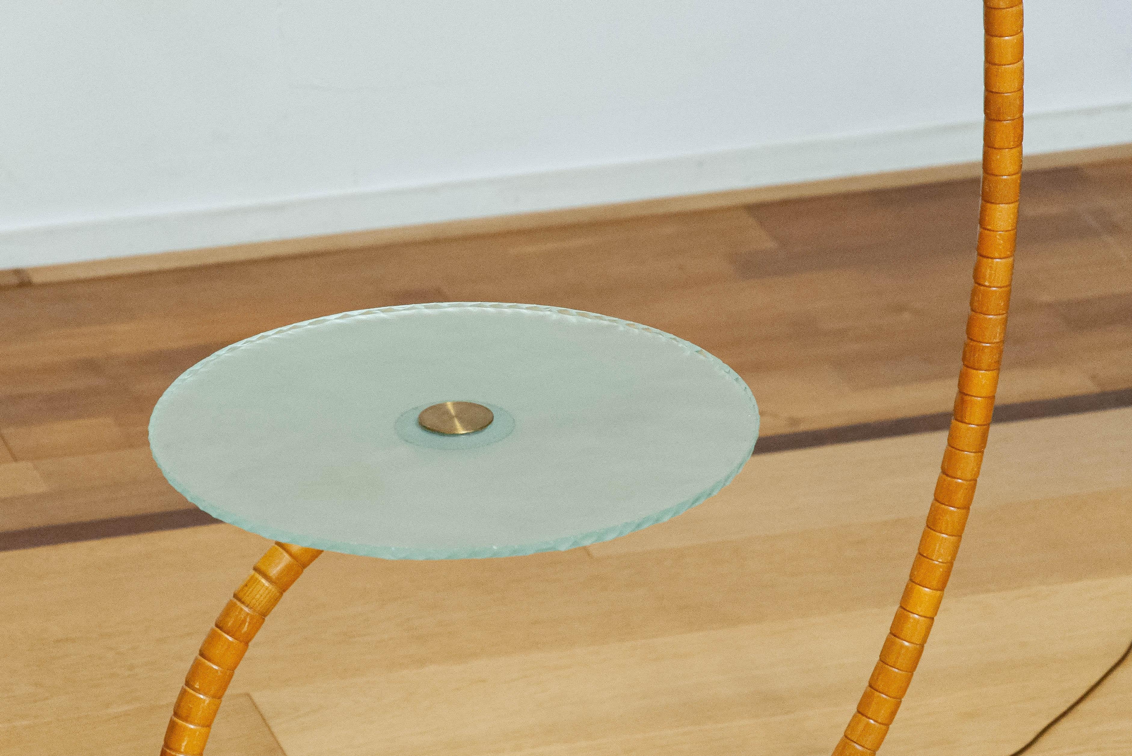 Lampadaire Art nouveau suédois en orme avec table en verre d'art par IWO Mariestad 1940 Bon état - En vente à Silvolde, Gelderland
