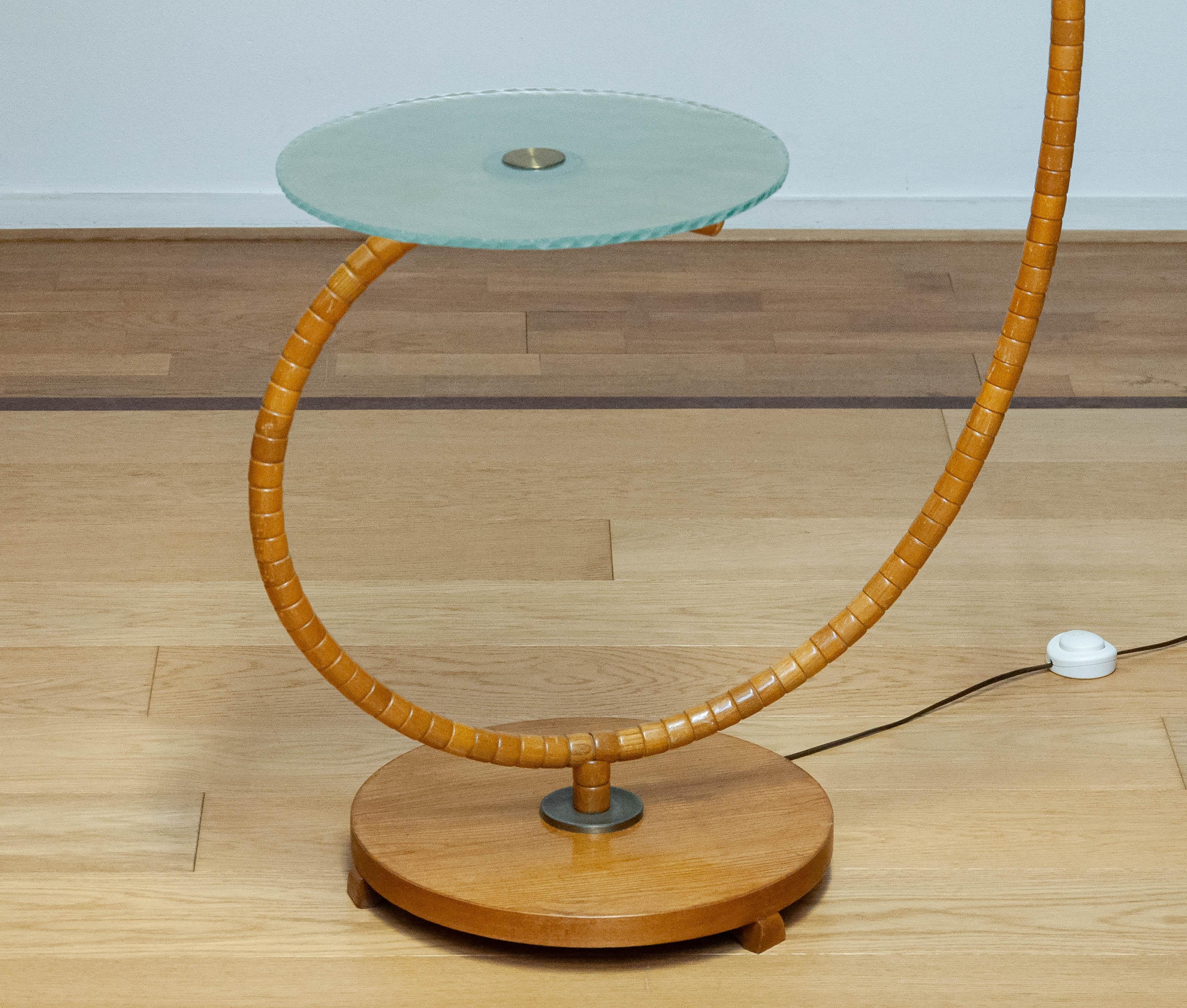 Milieu du XXe siècle Lampadaire Art nouveau suédois en orme avec table en verre d'art par IWO Mariestad 1940 en vente