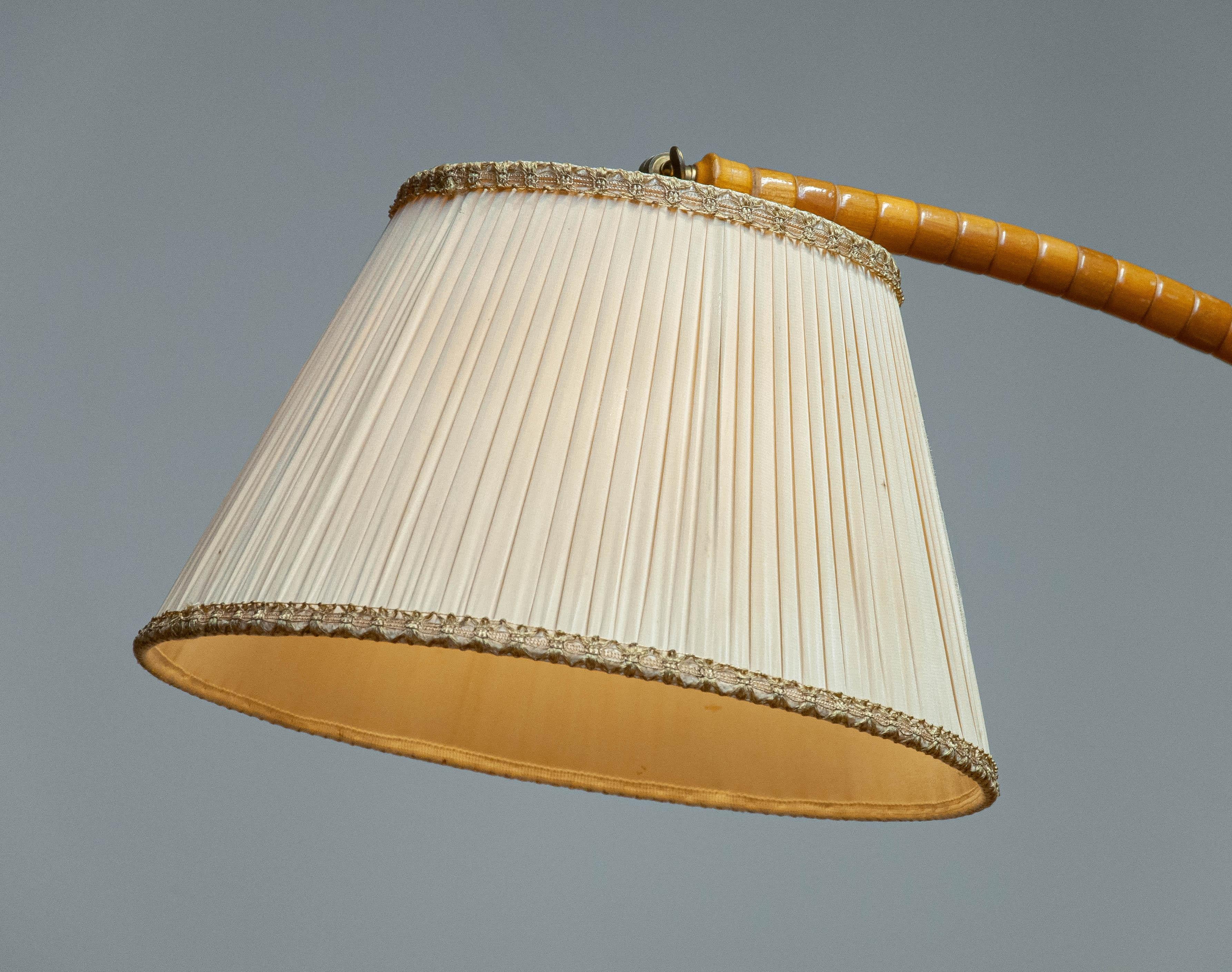 Laiton Lampadaire Art nouveau suédois en orme avec table en verre d'art par IWO Mariestad 1940 en vente