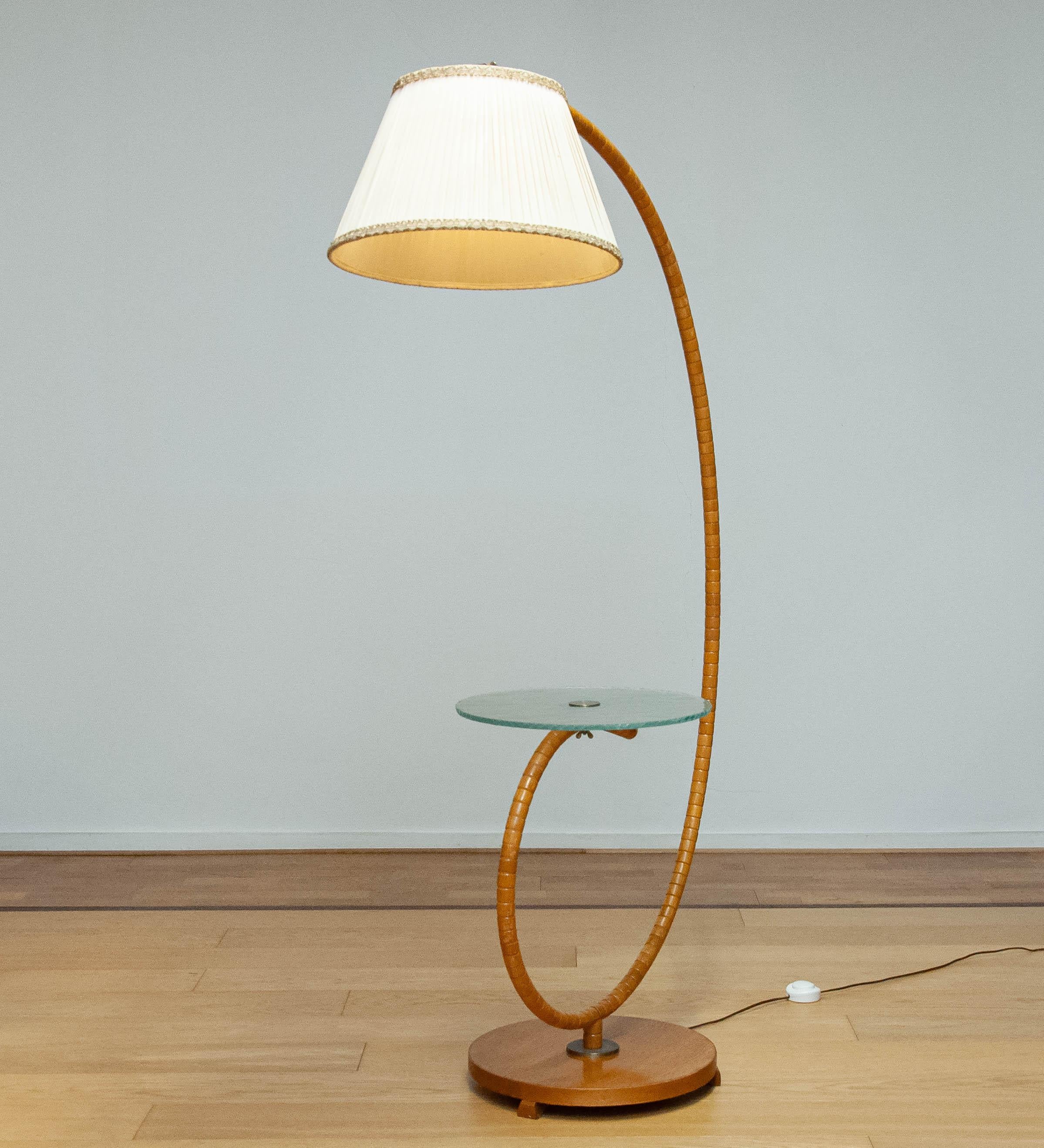 Lampadaire Art nouveau suédois en orme avec table en verre d'art par IWO Mariestad 1940 en vente 1