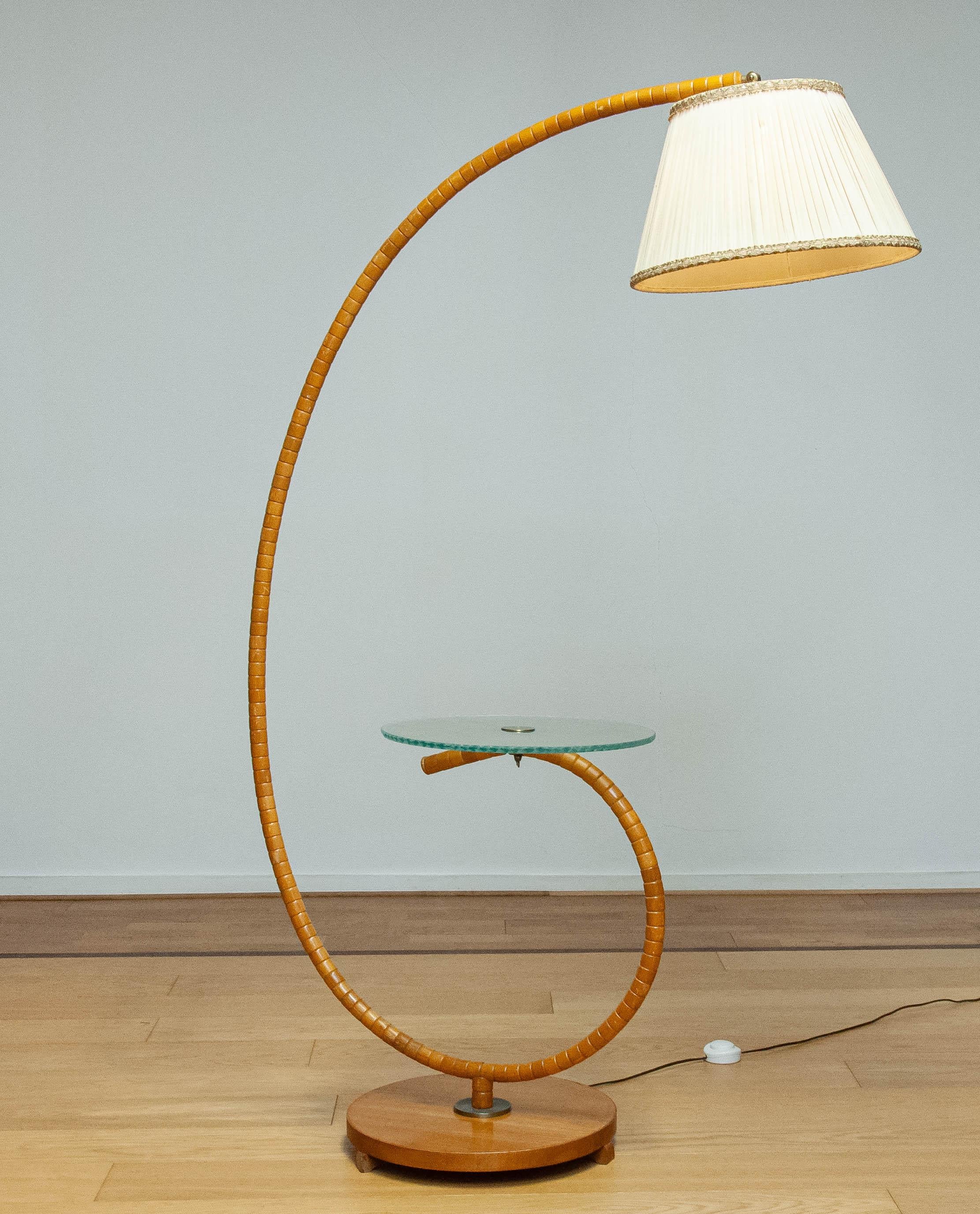 Lampadaire Art nouveau suédois en orme avec table en verre d'art par IWO Mariestad 1940 en vente 2