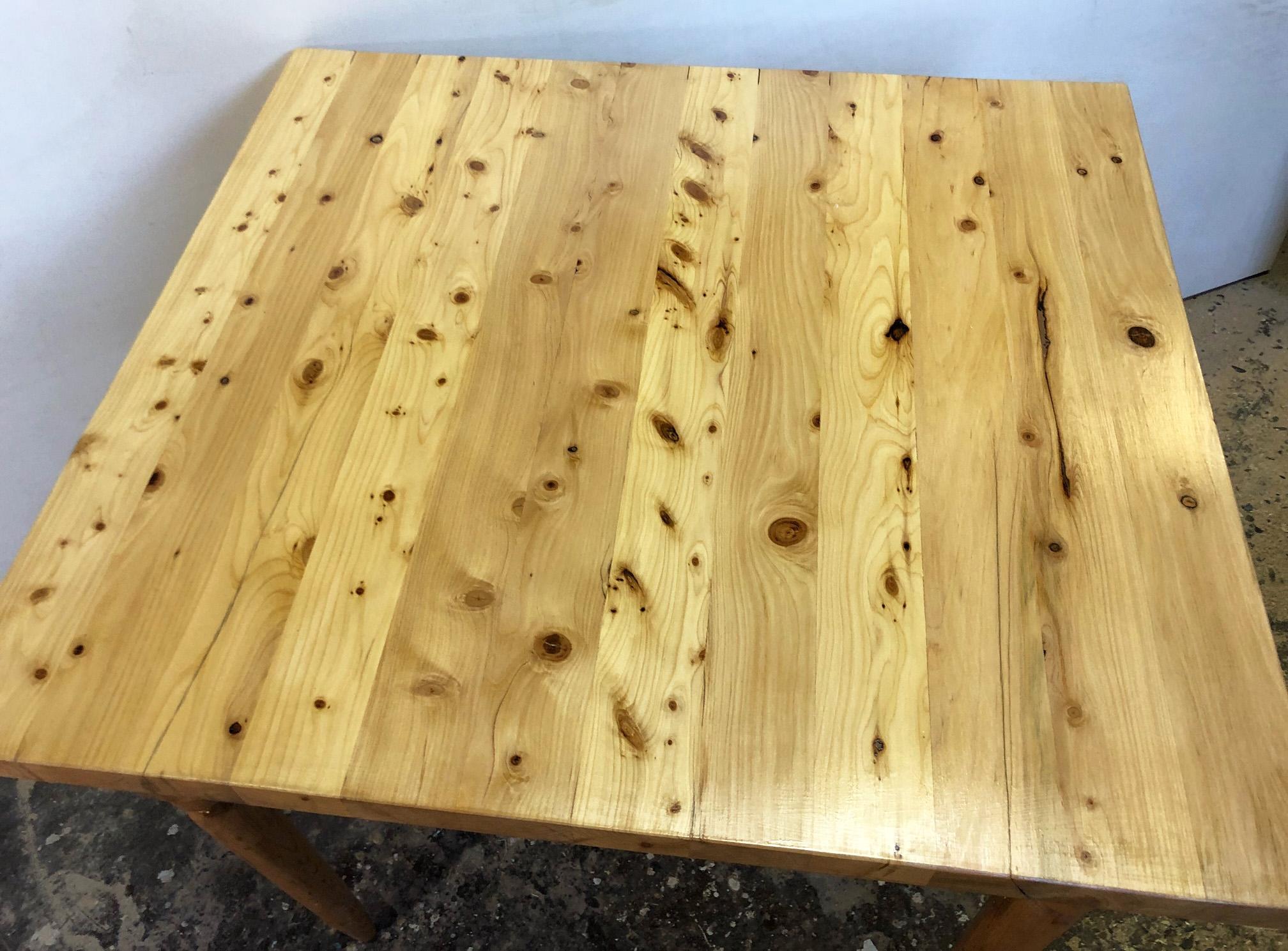 Rustique Table en châtaignier cyprès massif et fourrure naturelle italienne bicolore couleur miel en vente