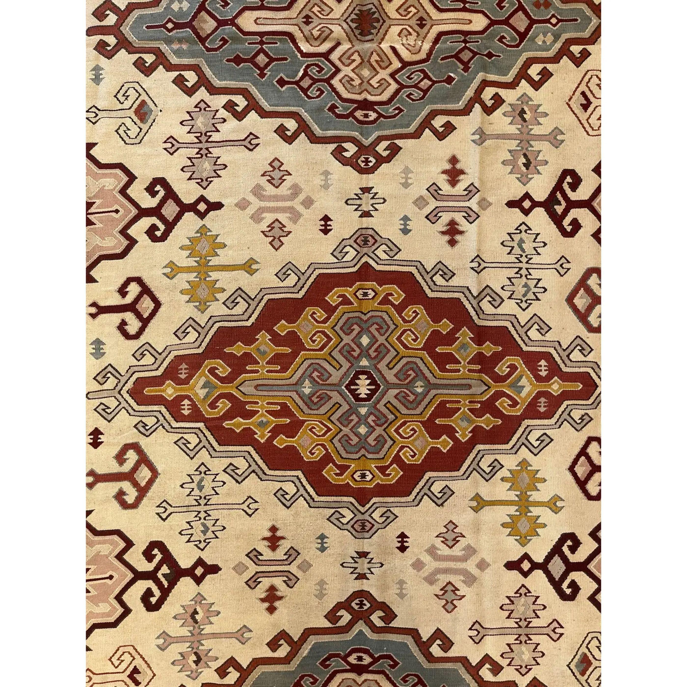 Les anciens Rug & Kilim de Bessarabie, qu'ils soient tissés en velours ou en tapisserie, comptent parmi les plus beaux tapis produits en Europe. La plupart des kilims de Bessarabie ont été tissés entre le milieu et la fin du XIXe siècle, bien que
